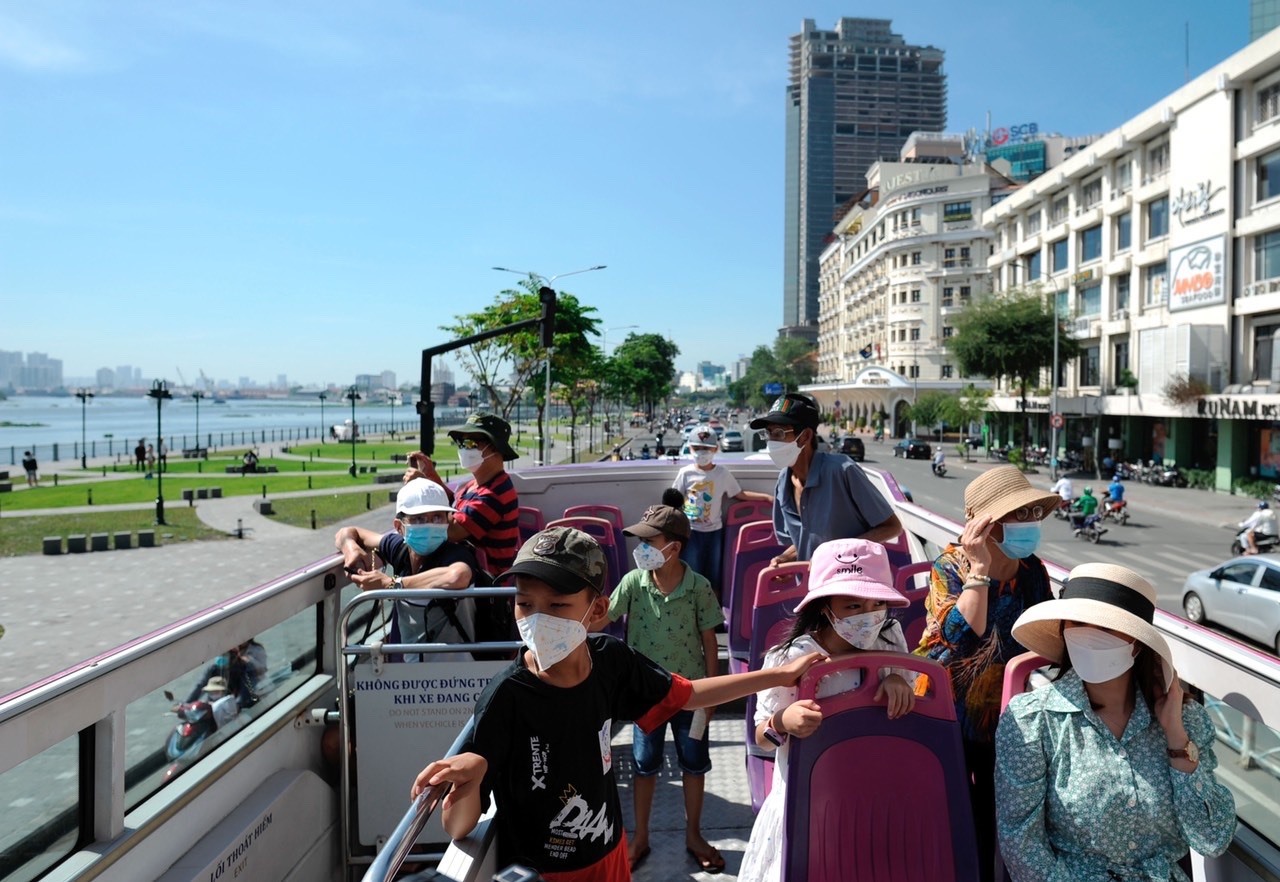 Du khách khám phá TPHCM trên xe buýt 2 tầng.