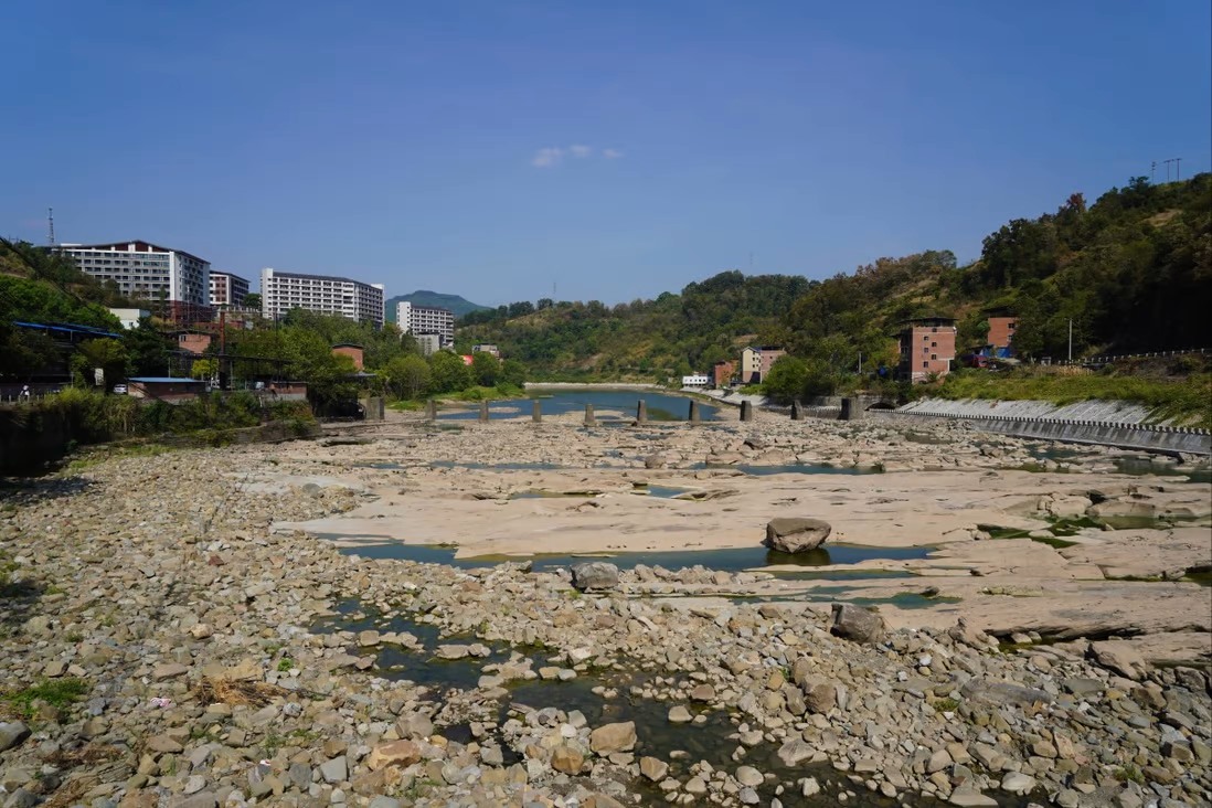 Sông Châu Giang ở Đạt Châu, Tứ Xuyên cạn kiệt nước. Ảnh: SCMP