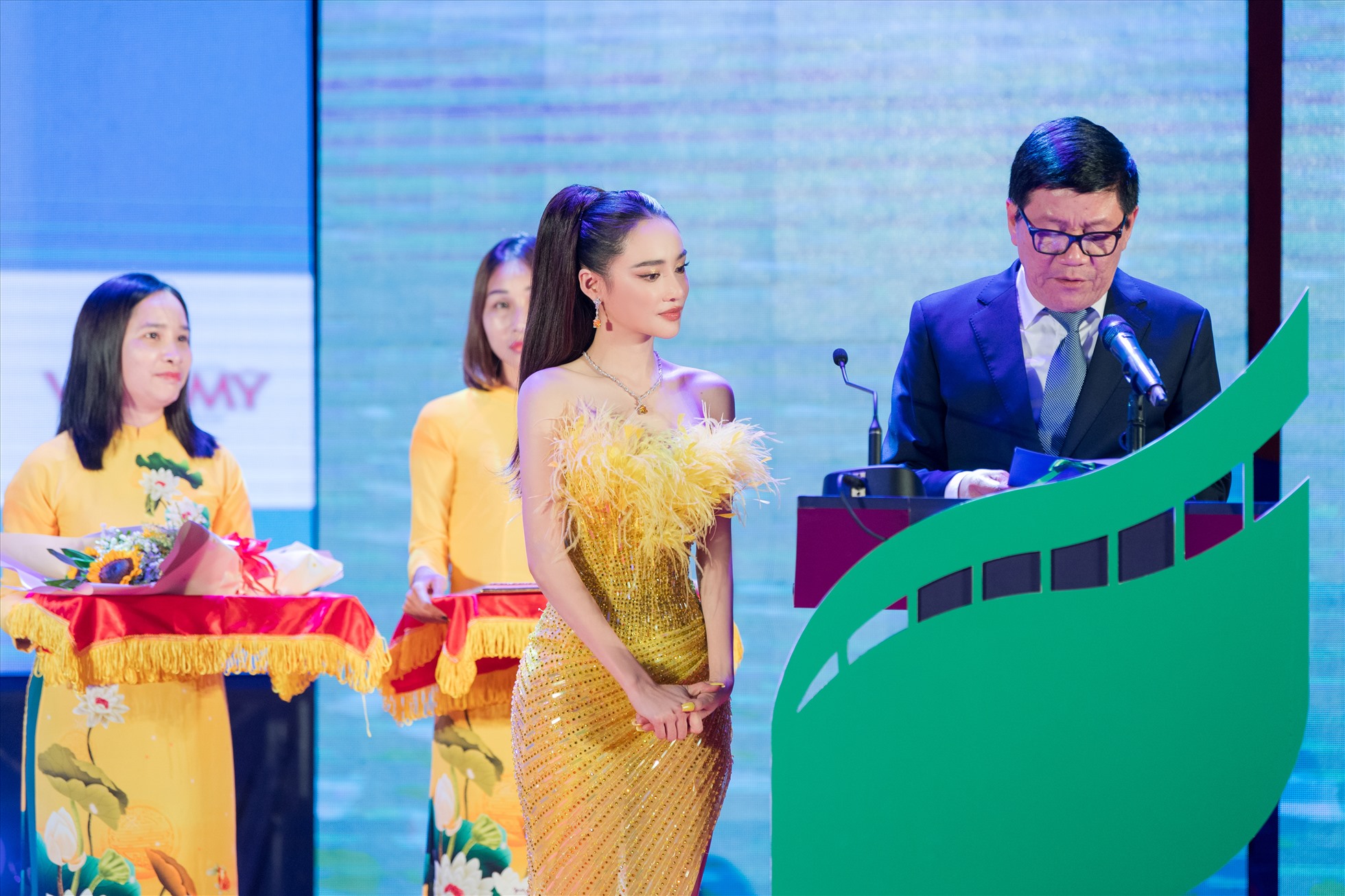 Bên cạnh đó, Tiến sĩ Nguyễn Cao Trí - Chủ tịch Hội đồng Trường Đại học Văn Lang và diễn viên Nhã Phương cũng đã lên công bố và trao giải đồng cho bộ phim xuất sắc của nhóm sinh viên trẻ. Ảnh: NSCC.
