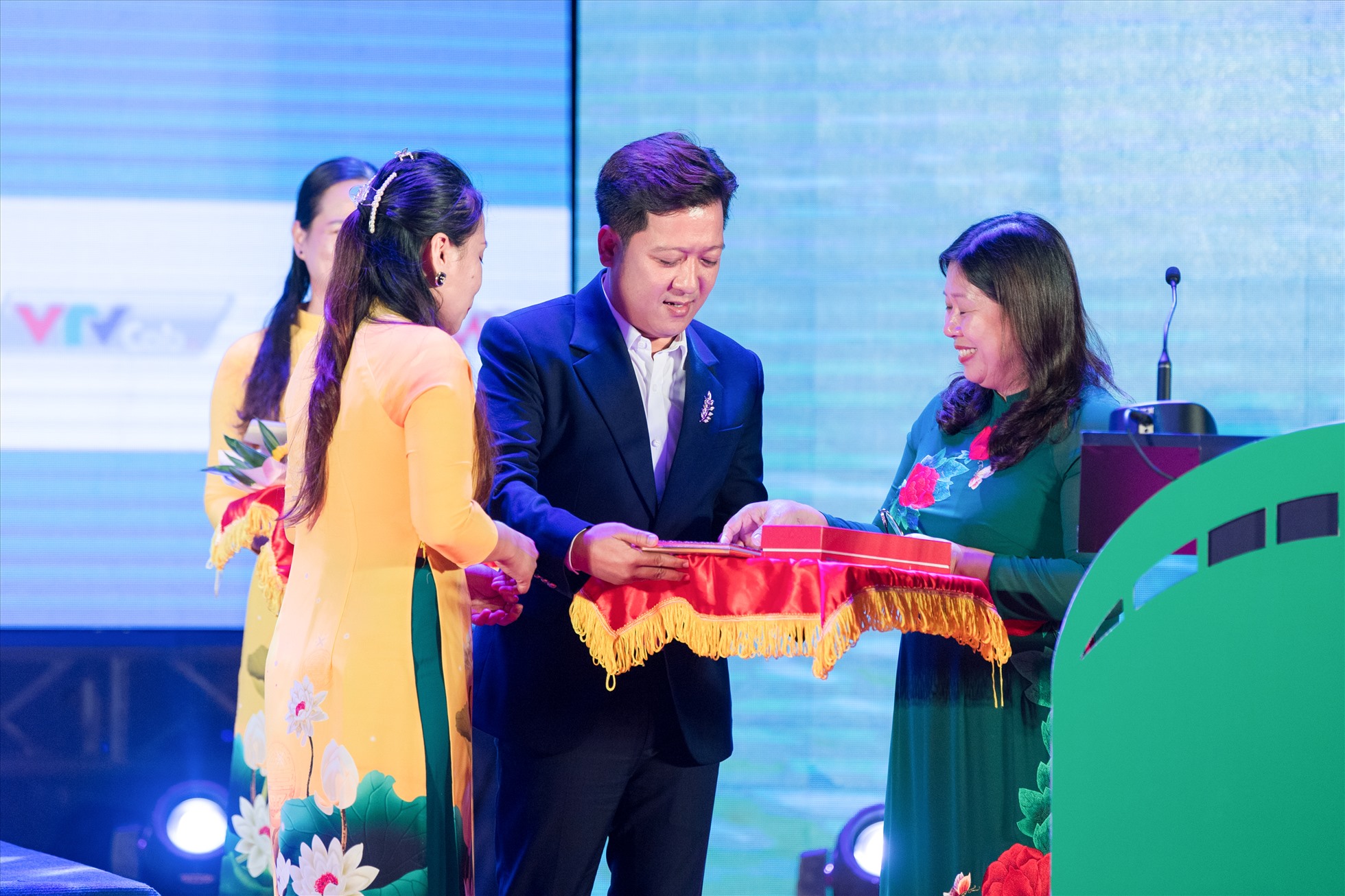 Tại sự kiện, bà Nguyễn Thị Phương Hoa – Thứ trưởng Bộ Tài Nguyên và Môi Trường và nghệ sĩ Trường Giang cùng lên công bố và trao giải đồng hành của Bộ Tài nguyên và Môi trường cho bộ phim xuất sắc về ý tưởng bảo vệ môi trường. Ảnh: NSCC.