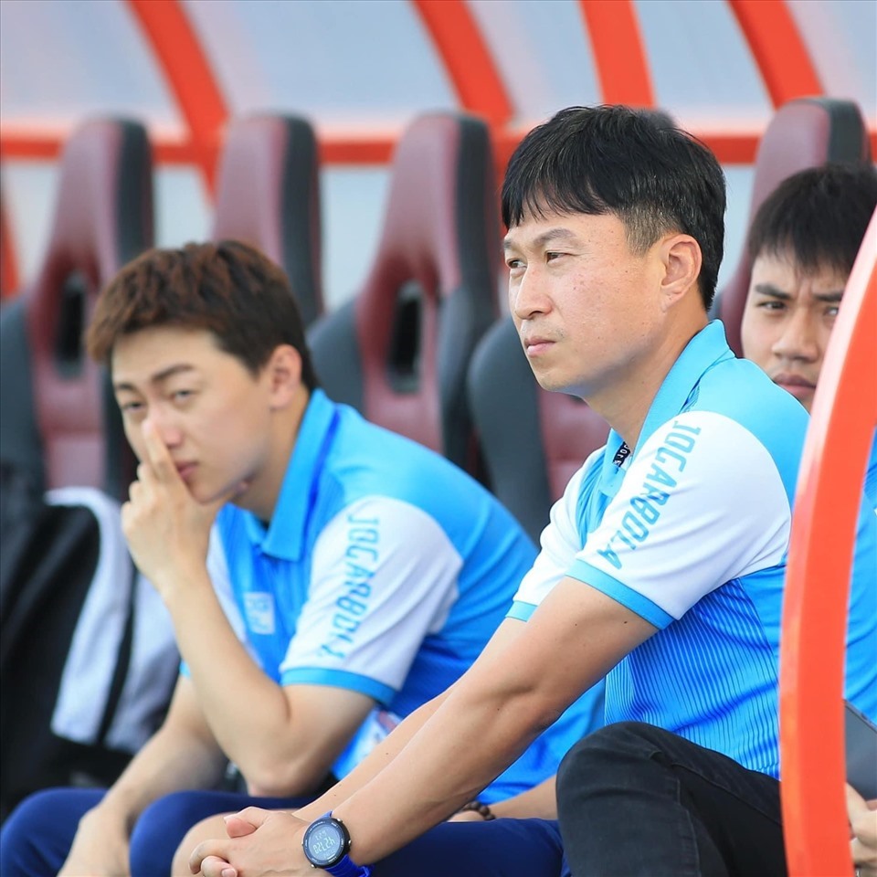 Huấn luyện viên Chun Jae Ho trở thành huấn luyện viên xuất sắc nhất tháng 8. Ảnh: Minh Dân