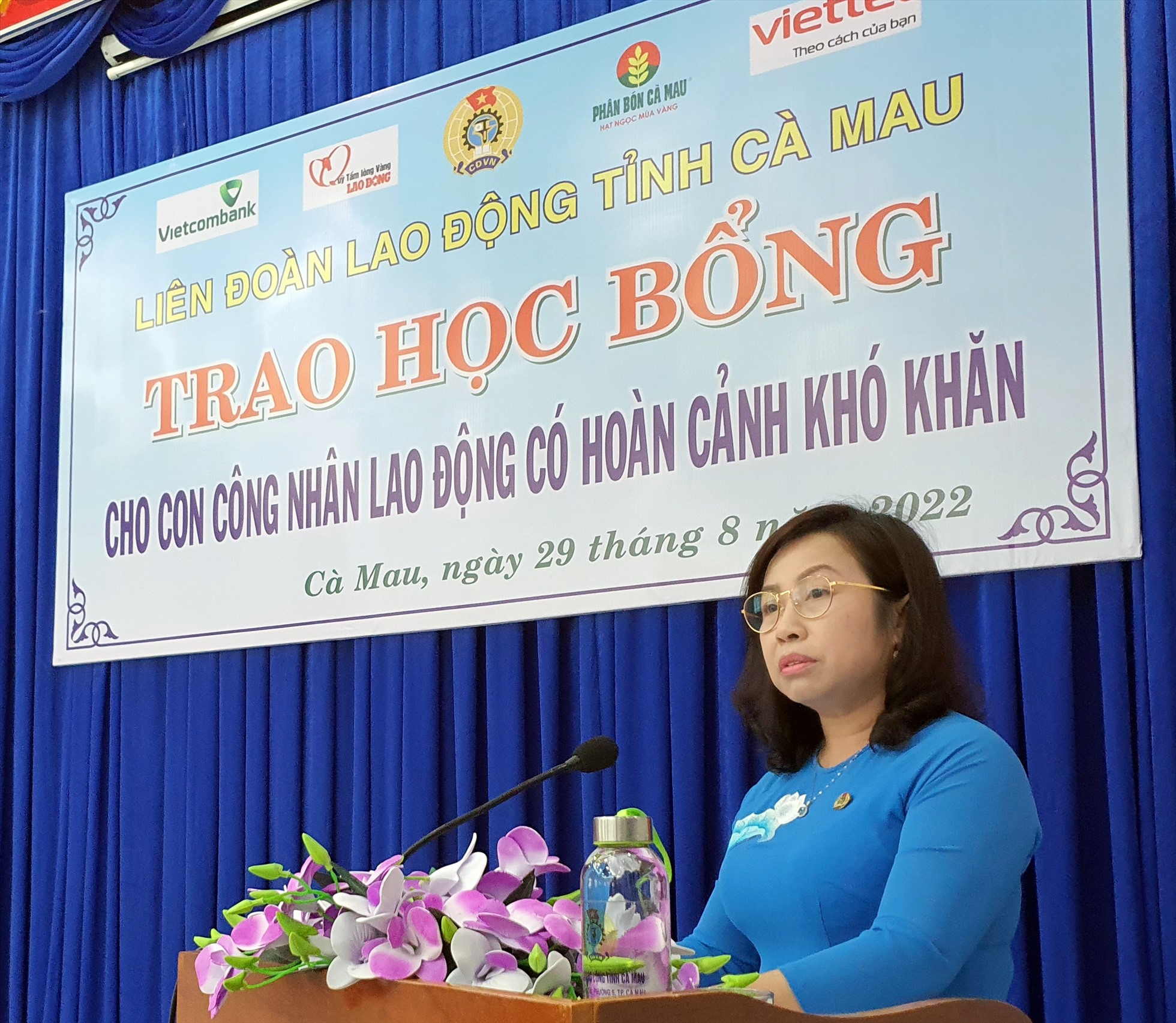 Phó chủ tịch Tổng LĐLĐ Việt Nam phát biểu tại buổi trao học bổng tại tỉnh Cà Mau. Ảnh: Nhật Hồ