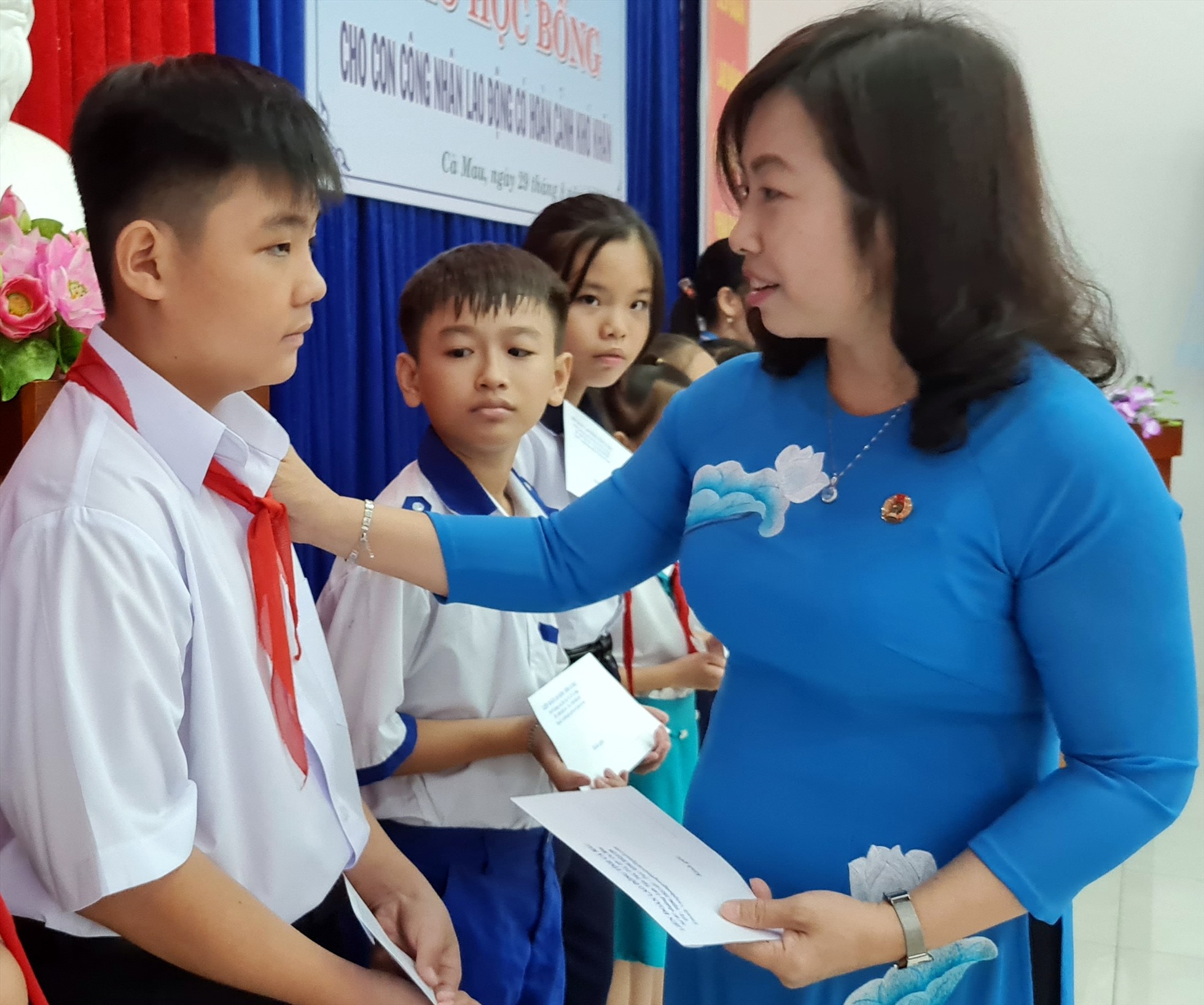 Phó Chủ tịch Tổng LĐLĐ Việt Nam Thái Thu Xương trao Quỹ Tấm lòng vàng cho con em lao động. Ảnh: Nhật Hồ