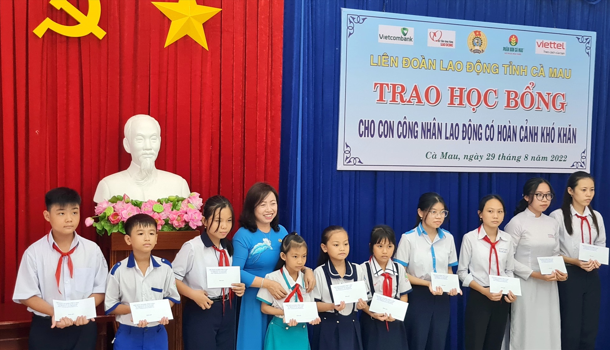 Phó chủ tịch Tổng LĐLĐ Việt Nam Thái Thu Xương trao học bổng cho con em lao động có hoàn cảnh khó khăn tại tỉnh Cà Mau. Ảnh: Nhật Hồ
