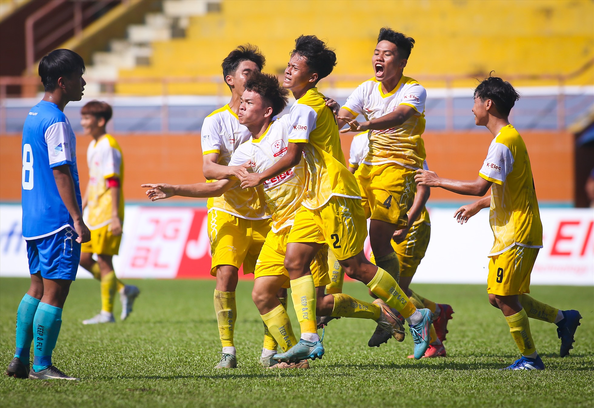 Tuy nhiên, với quyết tâm và nỗ lực đến cùng, U17 Bình Phước khiến các khán giả trên sân bất ngờ với 2 bàn thắng liên tiếp để quân bình tỉ số 3-3.