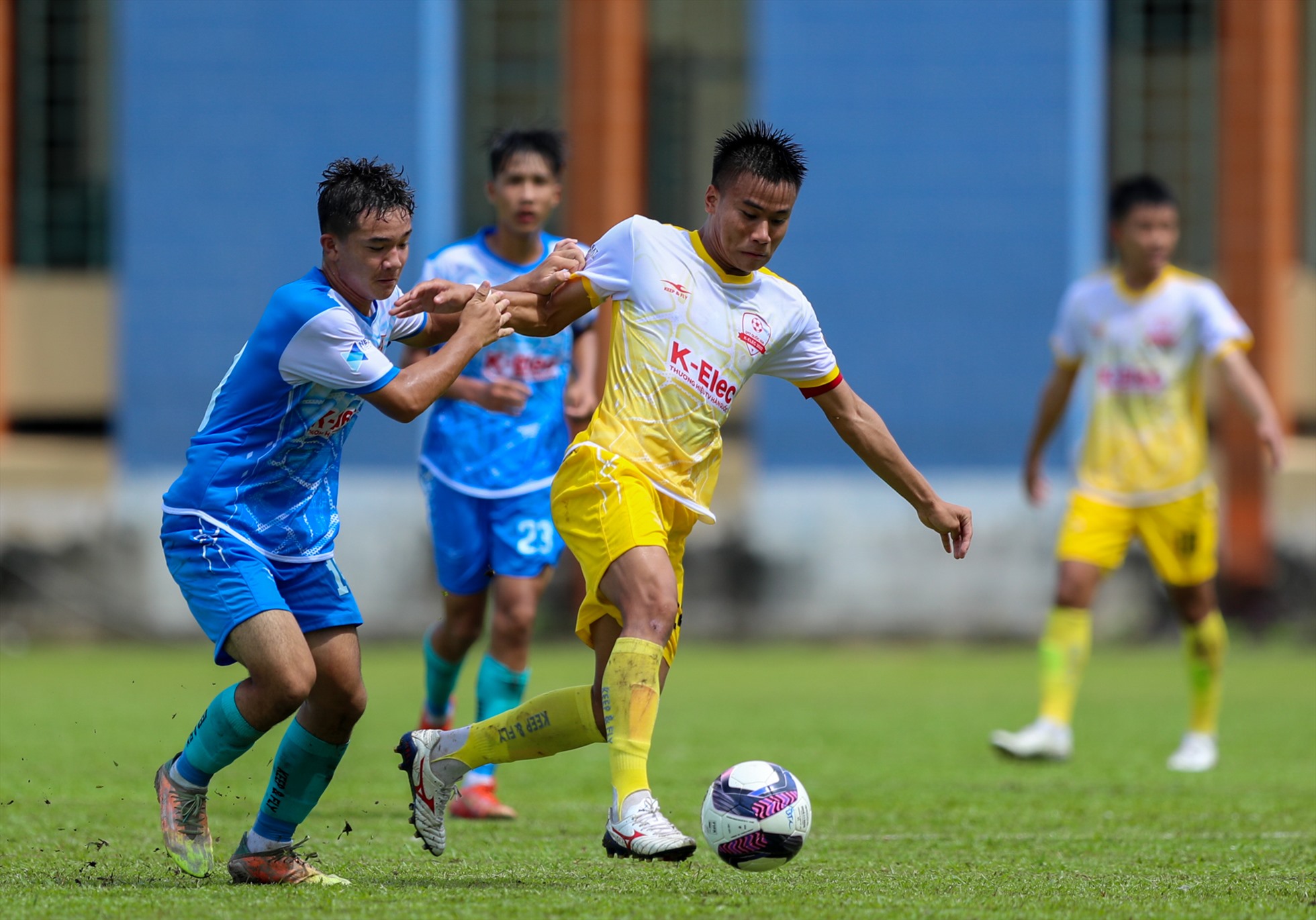 Dù được đánh giá cao hơn nhưng Sông Lam Nghệ An (áo vàng) cũng phải đợi đến những phút bù giờ cuối cùng của trận đấu mới có bàn thắng vào lưới TPHCM.