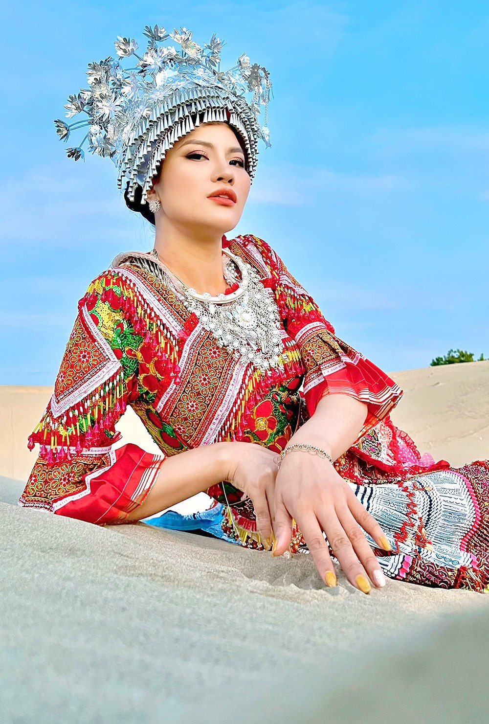 Vốn là người yêu thích văn hóa dân tộc Việt Nam, đặc biệt là những trang phục truyền thống của thiếu nữ vùng cao, Lee Phương đã thực hiện ngay bộ ảnh để lưu giữ những khoảnh khắc xinh đẹp dịu dàng của người con gái miền núi. Ảnh: NSCC.