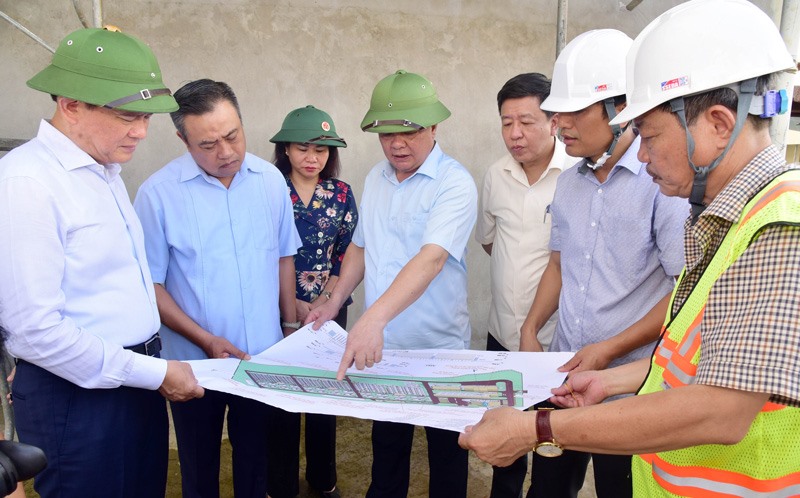 Lãnh đạo thành phố kiểm tra tiến độ dự án Nhà máy xử lý nước thải Yên Xá.