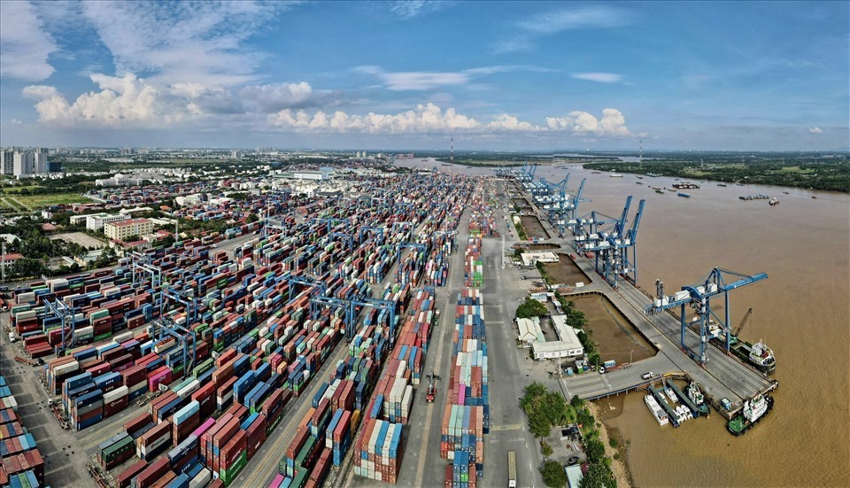 Cảng Cát Lái là một trong những cảng nhộn nhịp hàng hóa nhất cả nước. Ảnh: Anh Tú