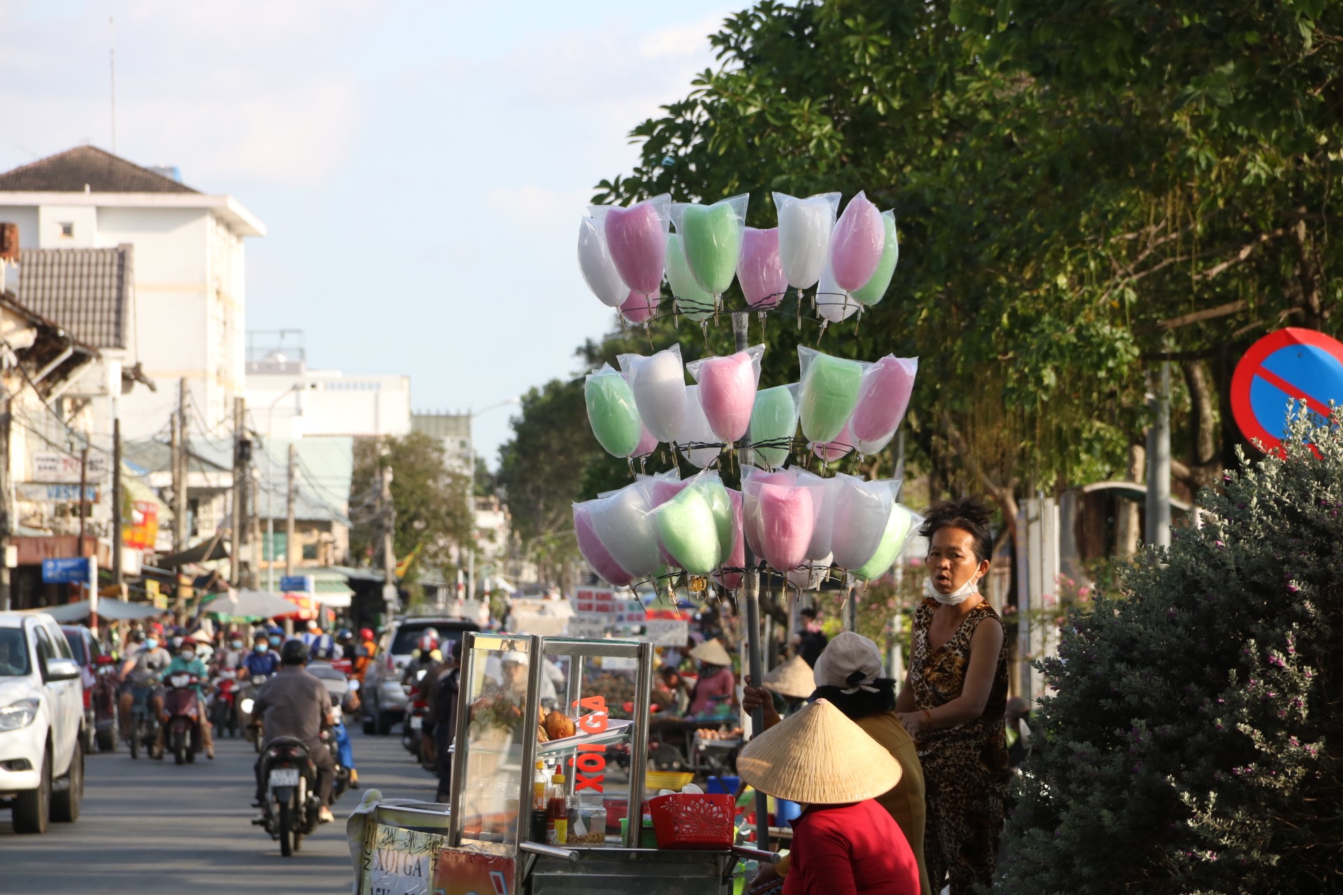 Đáng chú ý, phố đi bộ Bạch Đằng gồm các phân khu như khu văn hóa, văn nghệ, vui chơi, giải trí, khu bán hàng tổng hợp, khu ẩm thực, ăn uống, hàng lưu niệm, hàng thủ công mỹ nghệ...