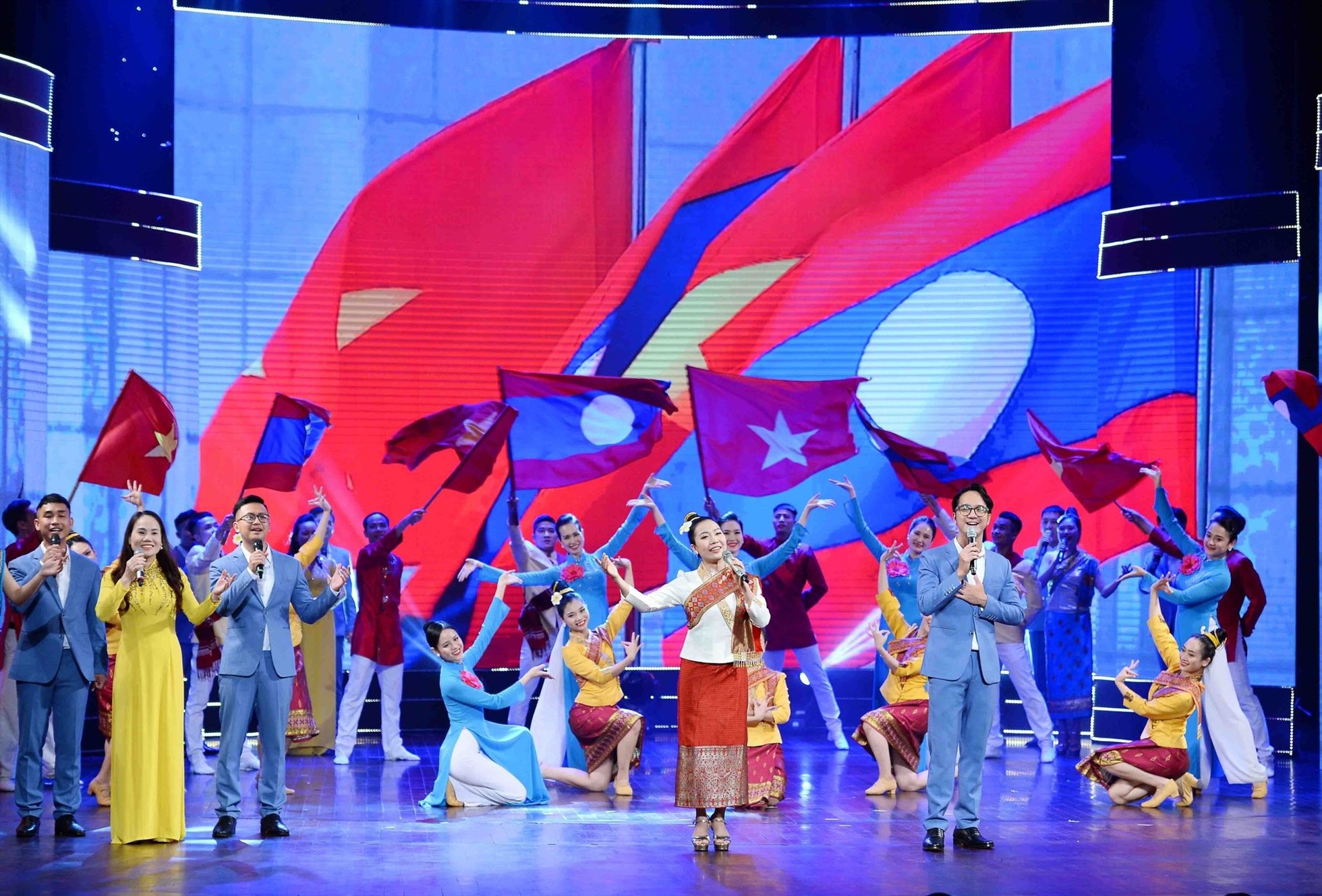 Các tiết mục văn nghệ mang điệu ca, lời múa thắt chặt tình cảm hai nước Việt Nam - Lào.