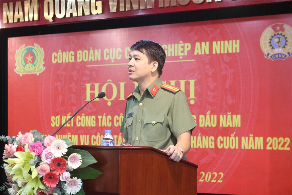 Đại úy Trần Xuân Lâm - Chủ tịch Công đoàn Cục H08 phát biểu tại chương trình. Ảnh: Lương Hạnh.