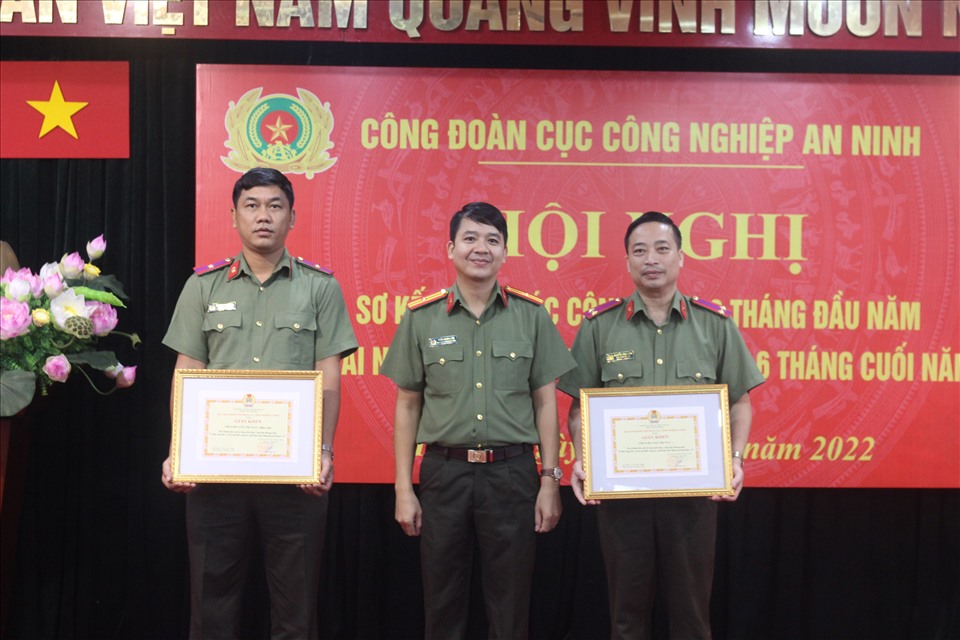 2 đồng chí được Bộ Công an xét Giải thưởng “Đoàn viên Công đoàn Công an tiêu biểu 2022“. Ảnh: Lương Hạnh.