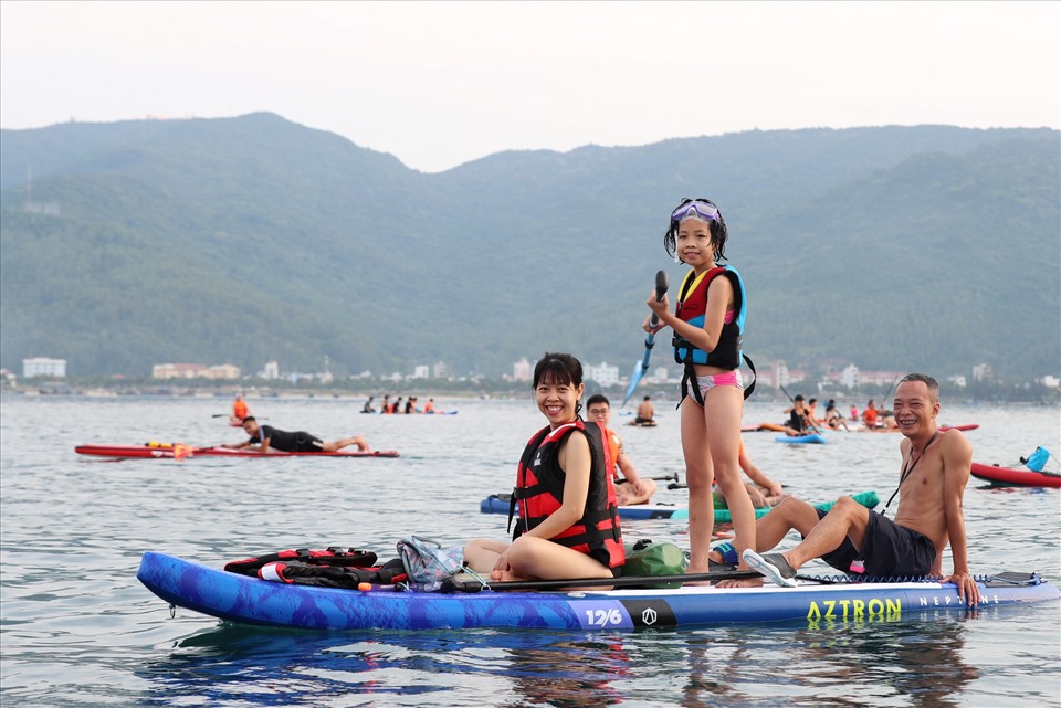 Những chiếc SUP chèo trong phạm vi từ bờ ra khoảng 1,2km. Luôn luôn có những huấn luyện viên đi kèm. Họ là những người có chứng chỉ bơi lội, cứu hộ, từng tham gia các môn thể thao dưới nước....