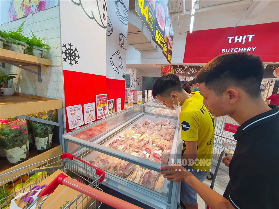 Khảo sát của PV Lao Động tại một số chợ dân sinh trên địa bàn Hà Nội, nhiều thực phẩm thiết yếu vẫn chưa có dấu hiệu giảm giá, nhiều mặt hàng thậm chí còn tăng lên.