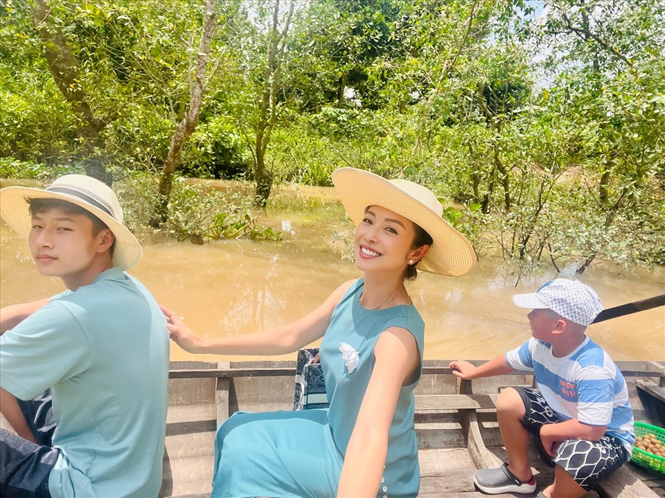 “Dù có hơi nắng một chút nhưng cả nhà đã có một ngày du ngoạn miền quê sông nước đầy thú vị” - Jennifer Phạm cho biết.