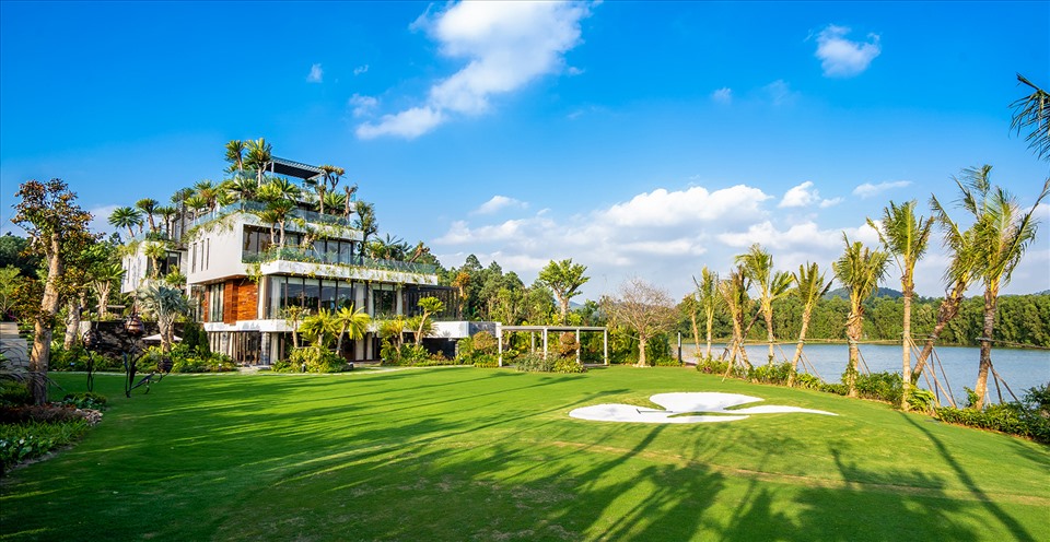 Resort nổi tiếng với không gian xanh tự nhiên, hệ sinh thái nghỉ dưỡng đa dạng. Đặc biệt, các tầng kiến trúc được kết nối chặt chẽ với cây cỏ, tạo nên sự gắn kết giữa con người với thiên nhiên.