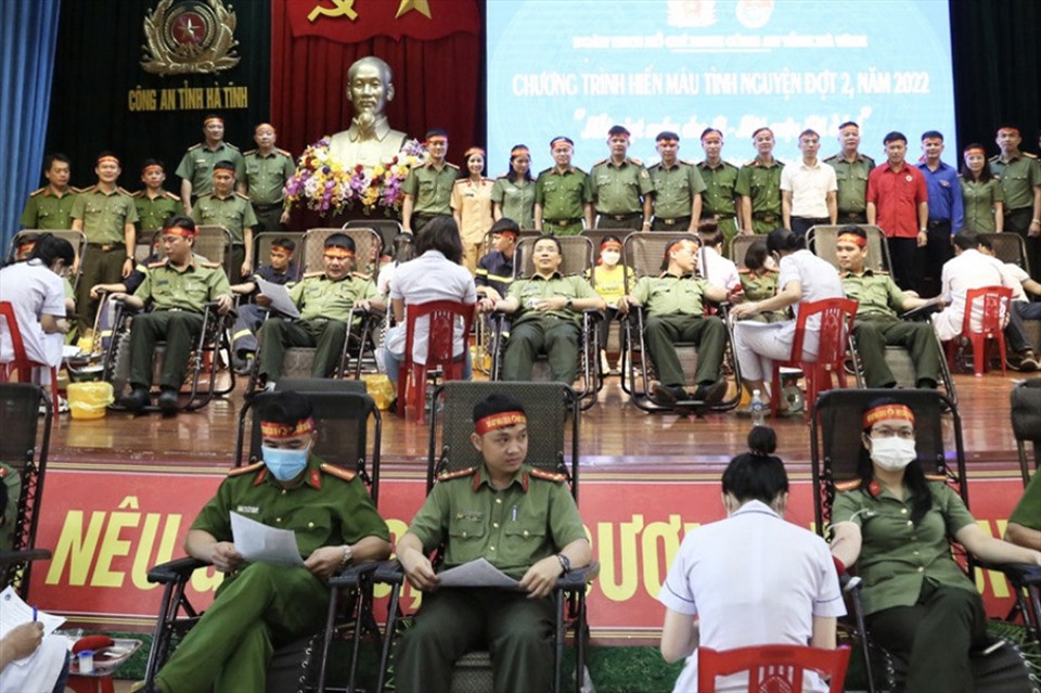 Gần 250 cán bộ, chiến sĩ công an tỉnh Hà Tĩnh tham gia hiến máu. Ảnh: CA.