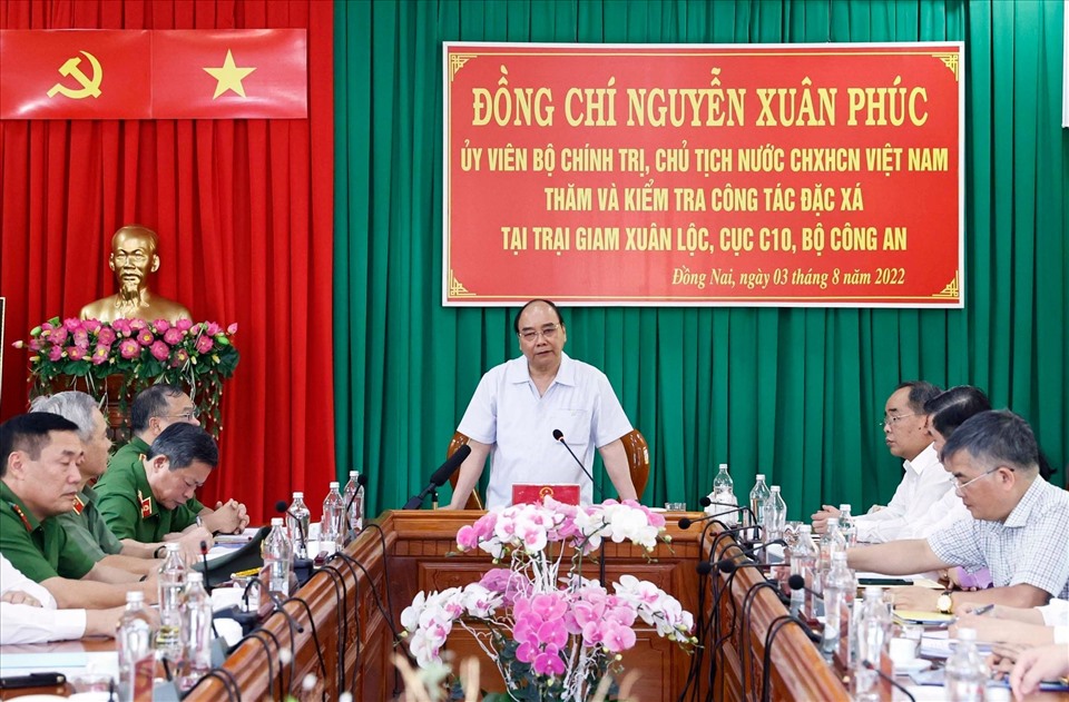 Chủ tịch nước Nguyễn Xuân Phúc làm việc với Ban Giám thị Trại giam Xuân Lộc.