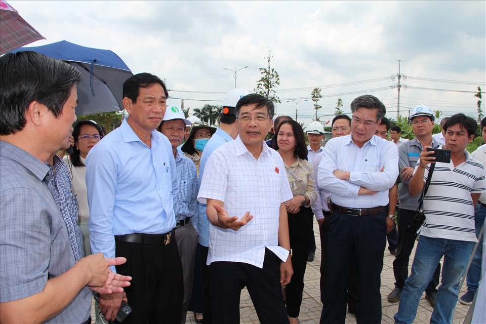 Phó chủ nhiệm Ủy ban Kinh tế của Quốc hội Nguyễn Minh Sơn đặt câu hỏi tại buổi giám sát kiểm tra thực tế khu tái định cư sân bay Long Thành. Ảnh: Hà Anh Chiến