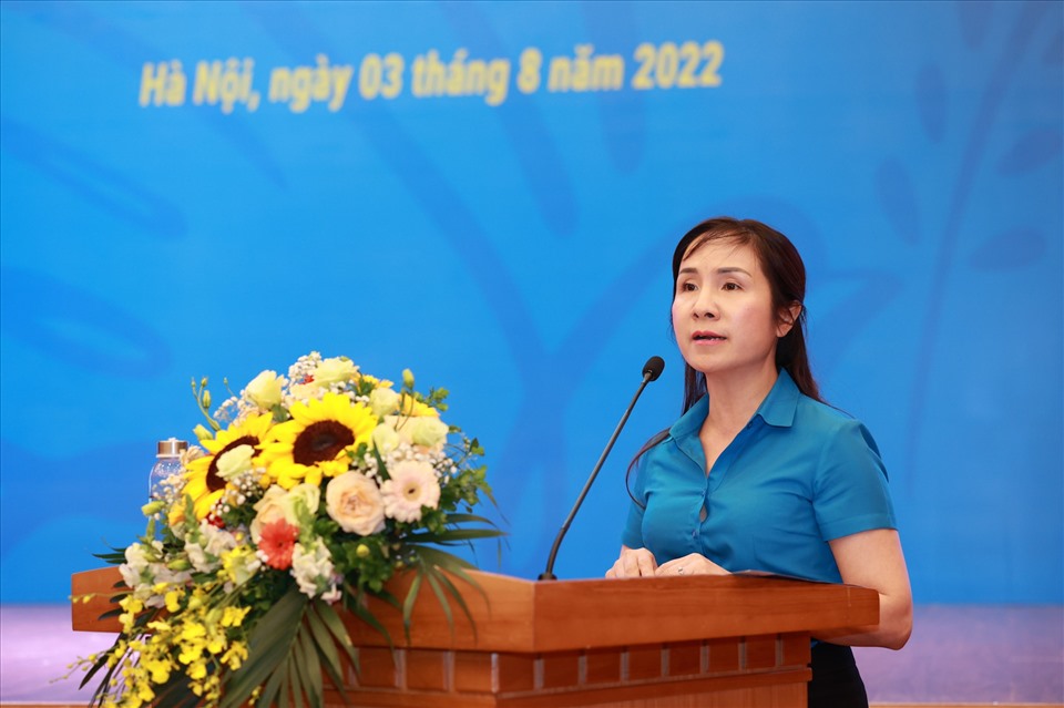 Bà Bùi Thị Hải Yến phát biểu tham luận.