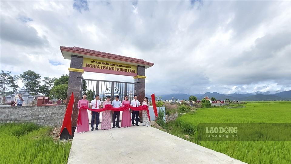 Cắt băng khánh thành công trình tâm linh tại Nghĩa trang trung tâm xã Noong Hẹt, huyện Điện Biên, tỉnh Điện Biên.