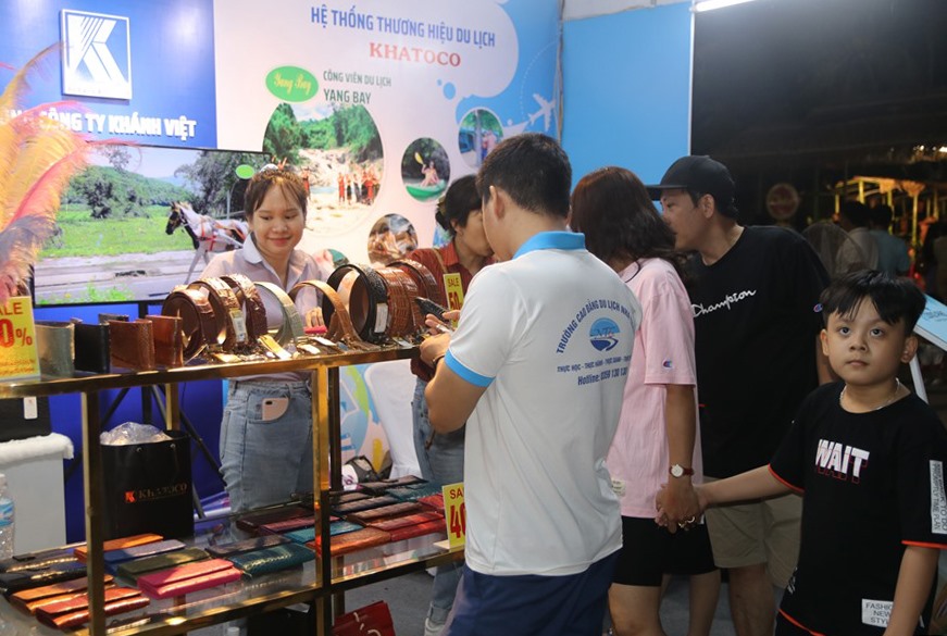 Du khách tìm hiểu sản phẩm đặc trưng của Khánh Hòa tại các gian hàng du lịch, thương mại ngay trung tâm quảng trường 2/4 Nha Trang. Ảnh: Phương Linh