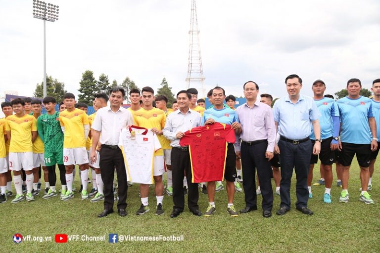 U20 Việt Nam tặng áo đấu cho lãnh đạo tỉnh Bình Dương. Ảnh: VFF