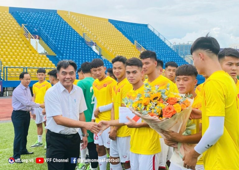 Lãnh đạo tỉnh Bình Dương động viên U20 Việt Nam. Ảnh: VFF