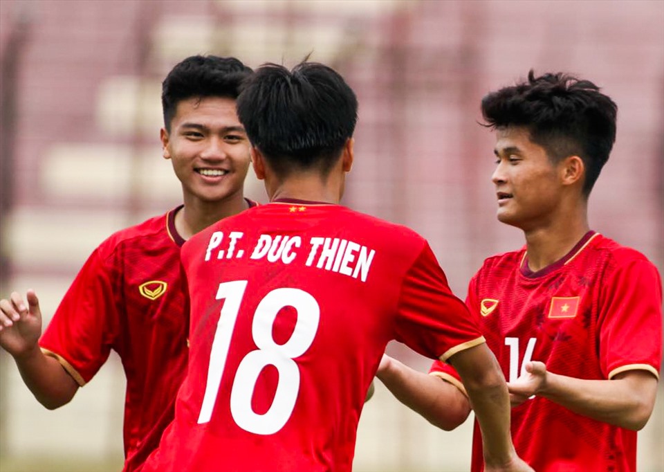Phút 40 của trận đấu, hàng phòng ngự Philippines mới bị xé toang, Văn Thuận dứt điểm gọn gàng mở tỉ số trận đấu.