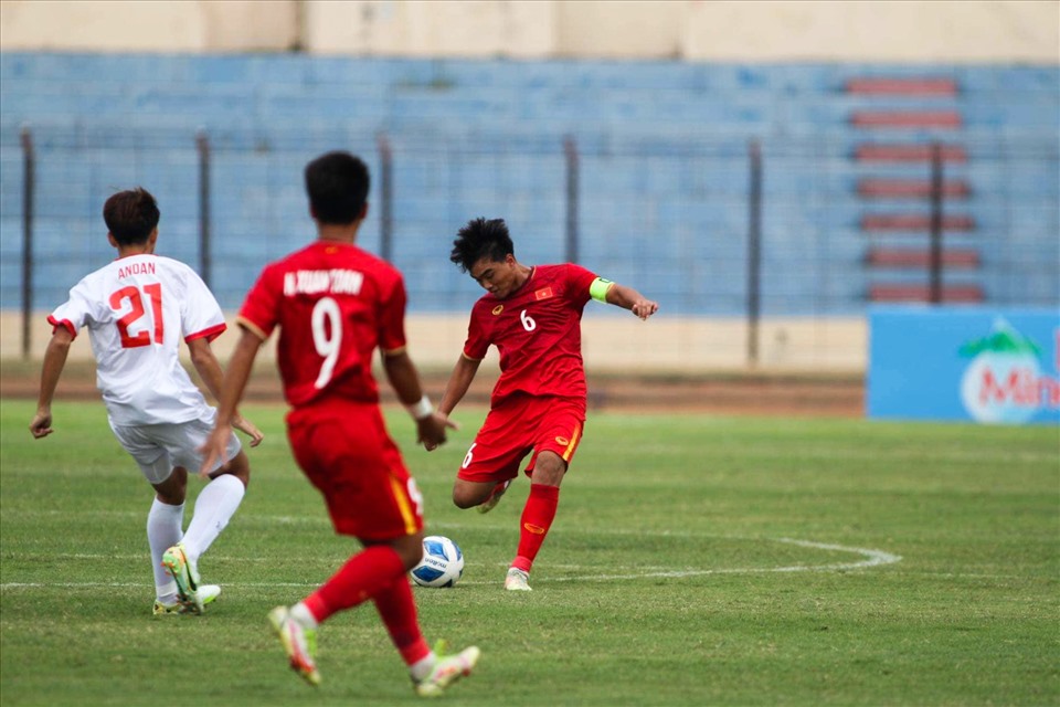 Trong những phút đầu tiên của trận đấu, U16 Việt Nam chủ động chơi tấn công, dồn ép đối thủ. Tuy nhiên, U16 Philippines chơi phòng ngự số đông nên thầy trò huấn luyện viên Nguyễn Quốc Tuấn gặp rất nhiều khó khăn trong việc tìm đường vào khung thành đối phương. Ảnh: VFF