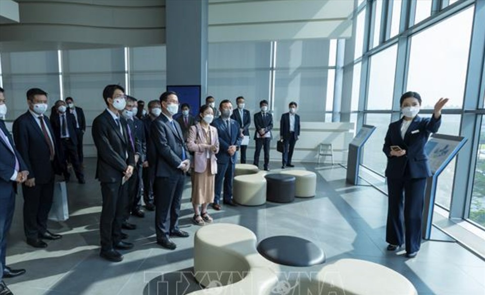 Thường trực Ban Bí thư Võ Văn Thưởng thăm quan Thành phố Công nghệ Samsung ở Suwon, tỉnh Geyonggi. Ảnh: TTXVN