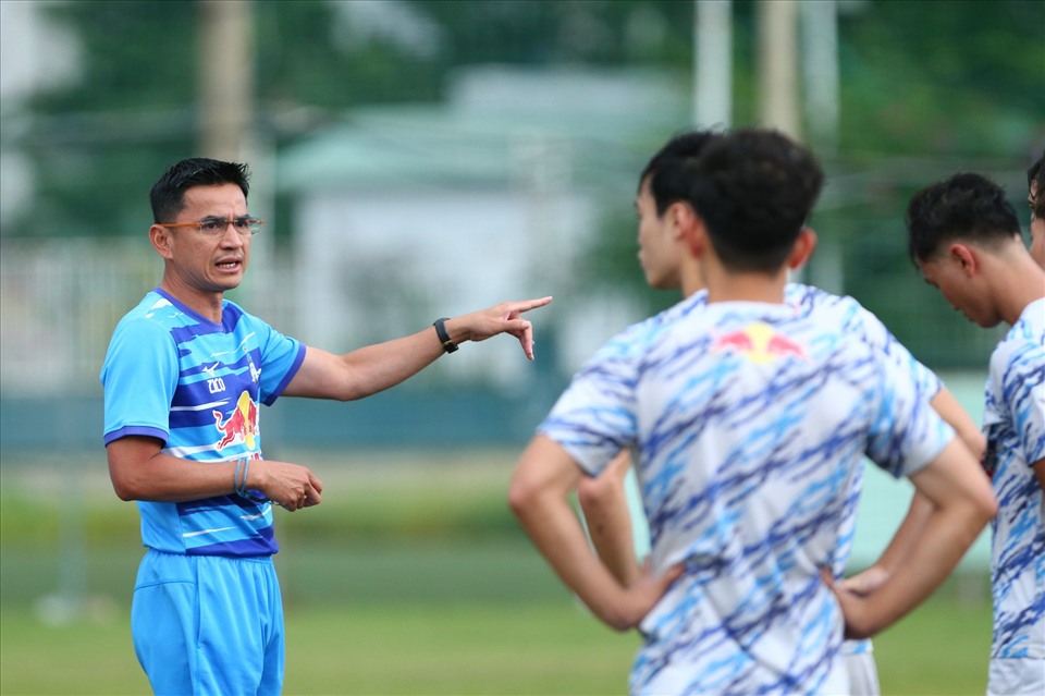 Huấn luyện viên Kiatisak cũng nhận tin vui trước trận gặp Sài Gòn khi được trao danh hiệu huấn luyện viên xuất sắc nhất tháng 7. Hoàng Anh Gia Lai nhận danh hiệu câu lạc bộ hay nhất tháng và Văn Toàn là cầu thủ ấn tượng nhất