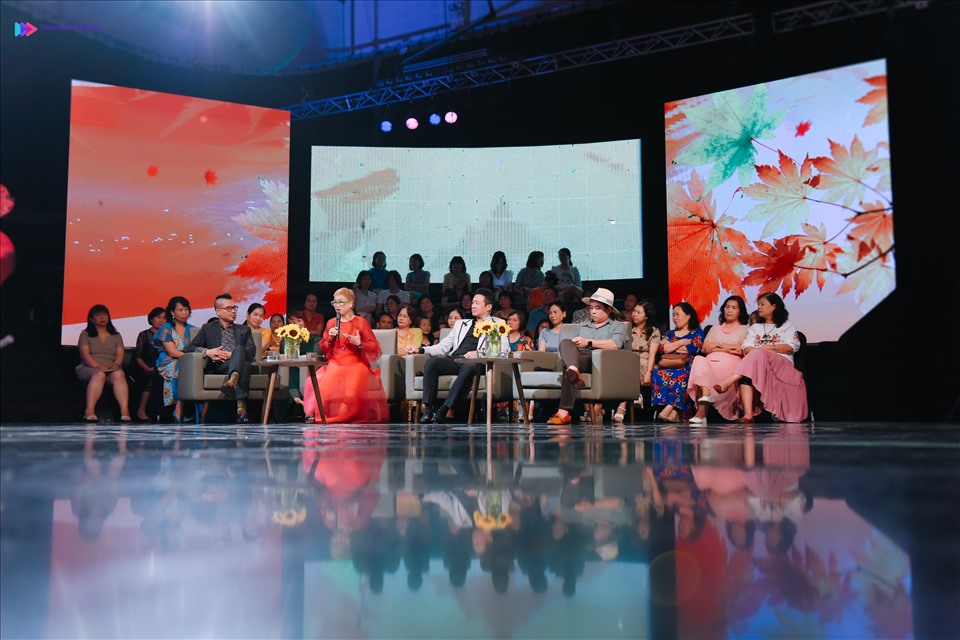 Các khách mời xúc động khi chia sẻ về những kỷ niệm mùa thu Hà Nội của mình. Ảnh: VTV