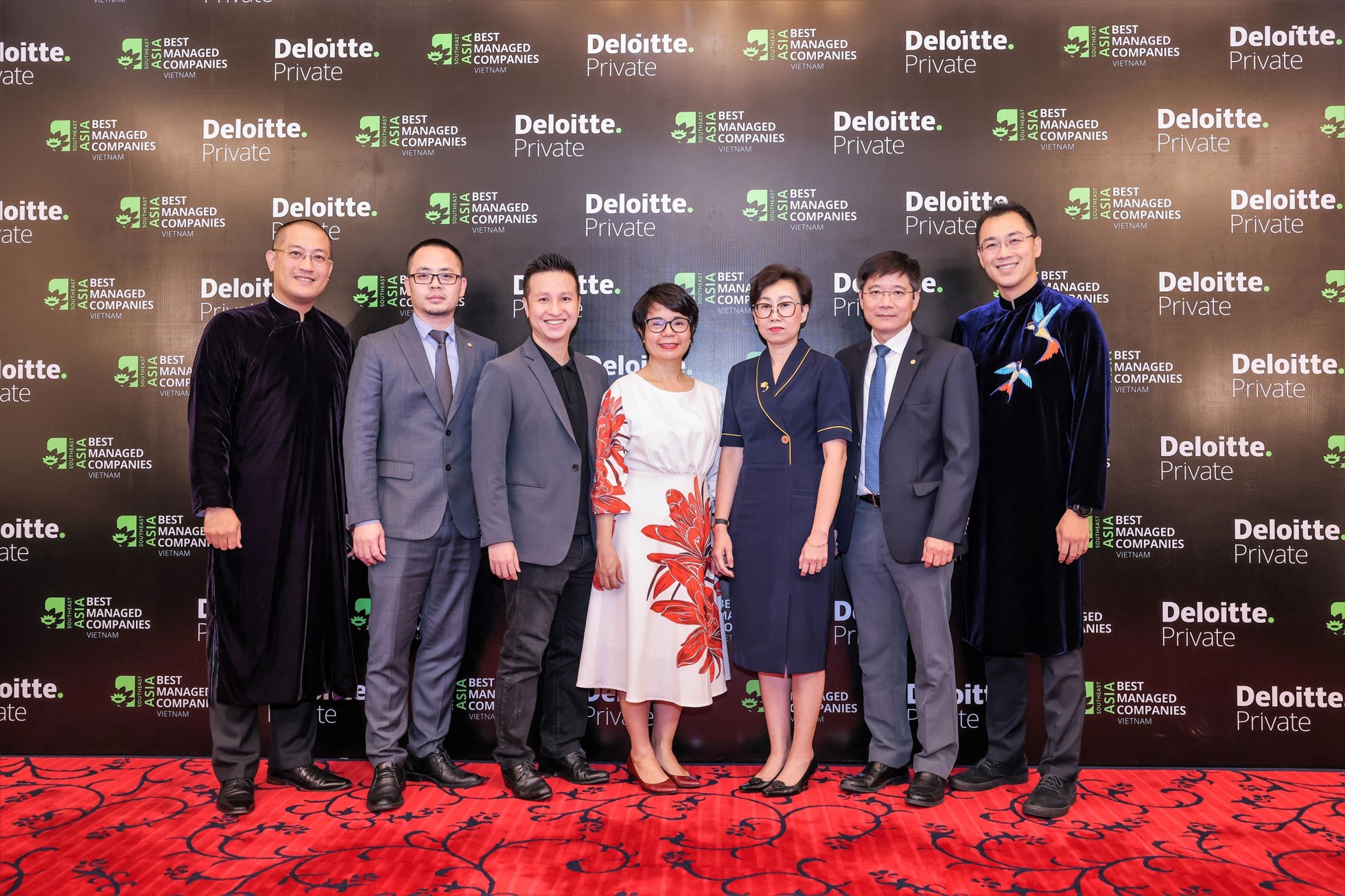 Đại diện Deloitte Việt Nam chụp ảnh lưu niệm cùng Ban lãnh đạo Hệ thống Y tế Vinmec.
