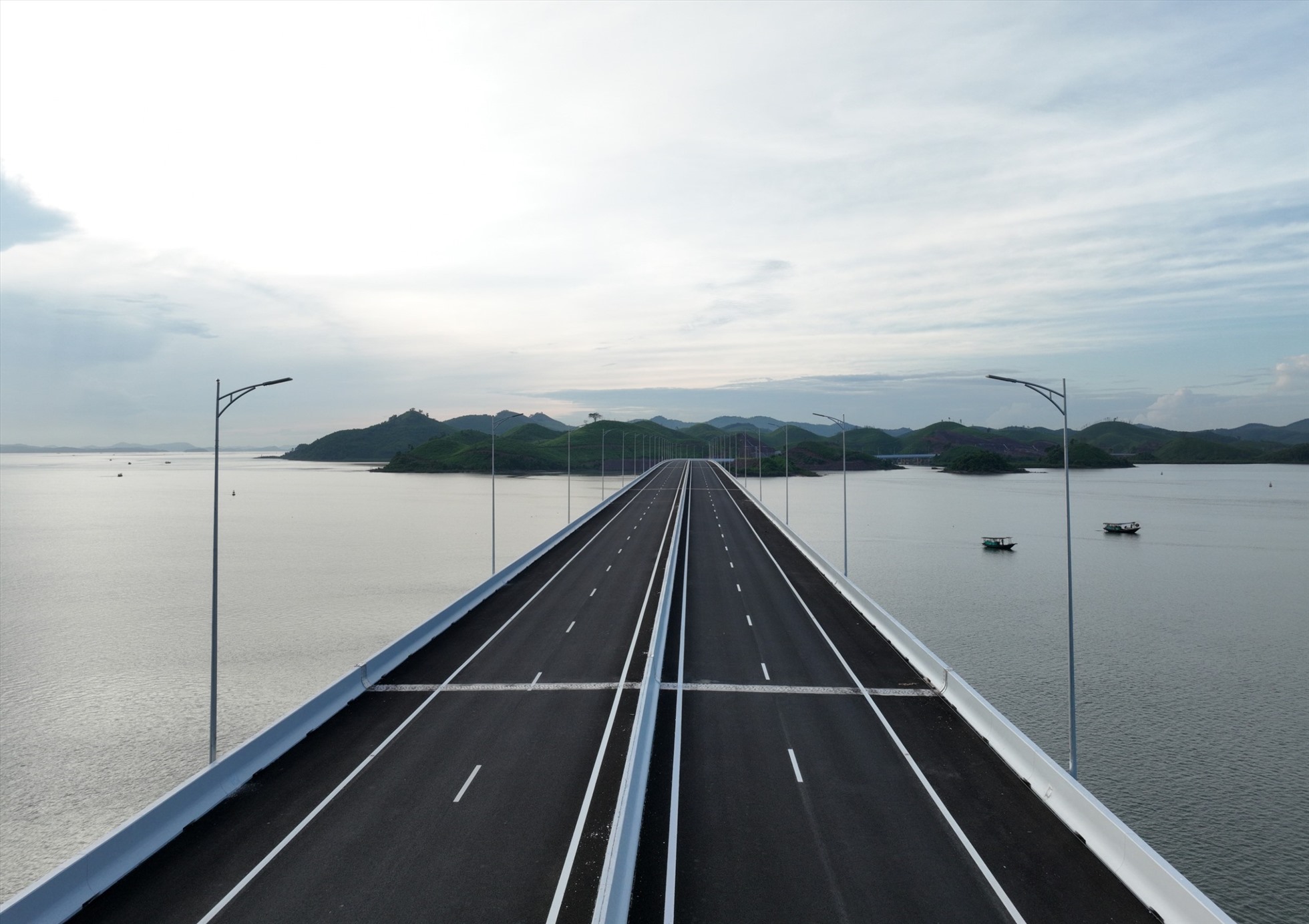 Cầu Vân Tiên - cây cầu lớn nhất trên tuyến cao tốc Vân Đồn - Móng Cái. Ảnh: Nguyễn Hùng