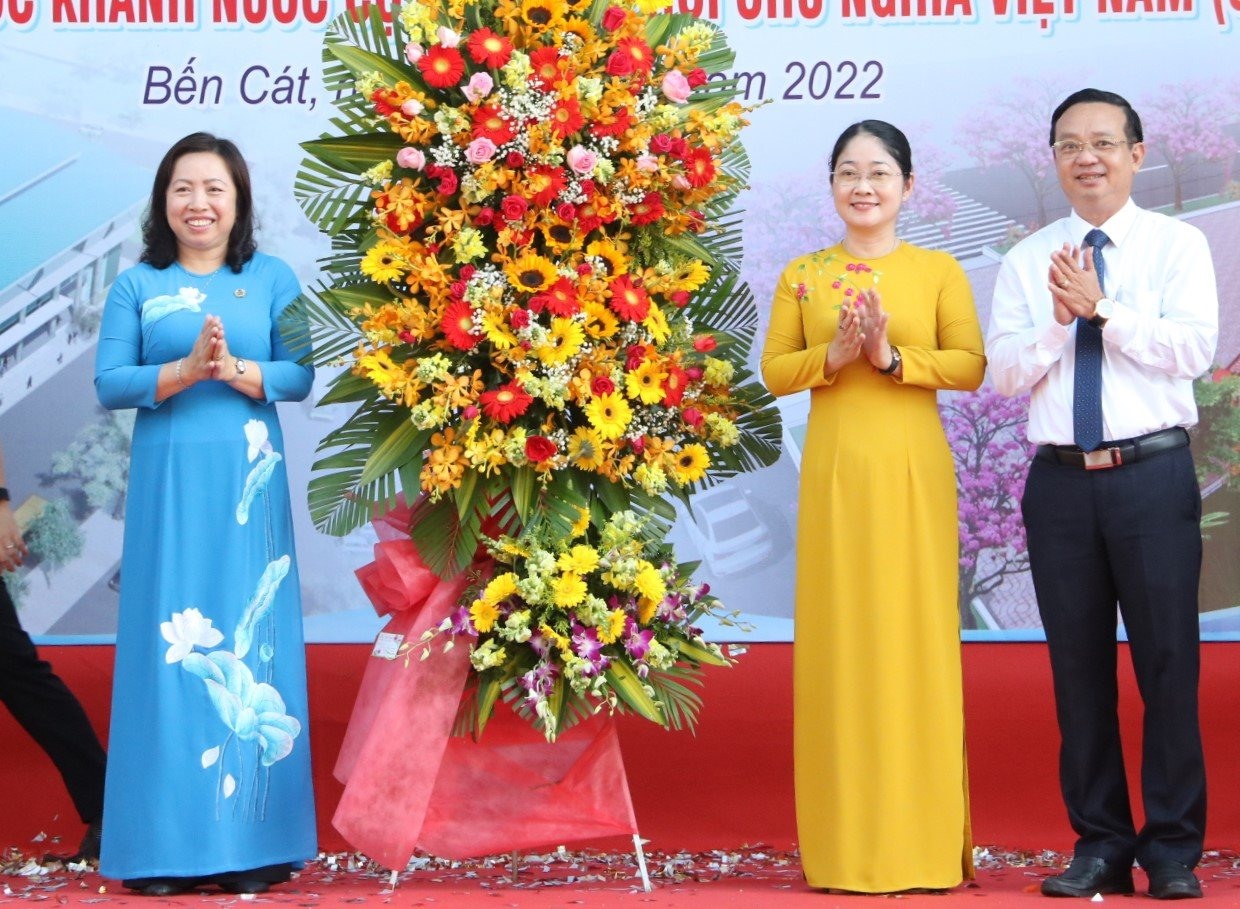 Bà Thái Thu Xương - Phó Chủ tịch Tổng LĐLĐ Việt Nam (bên trái ảnh)  tặng hoa chúc mừng của đến LĐLĐ tỉnh Bình Dương và thị xã Bến Cát nhân dịp khánh thành Trung tâm văn hoá công nhân lao động Bến Cát. Ảnh: Đ.T