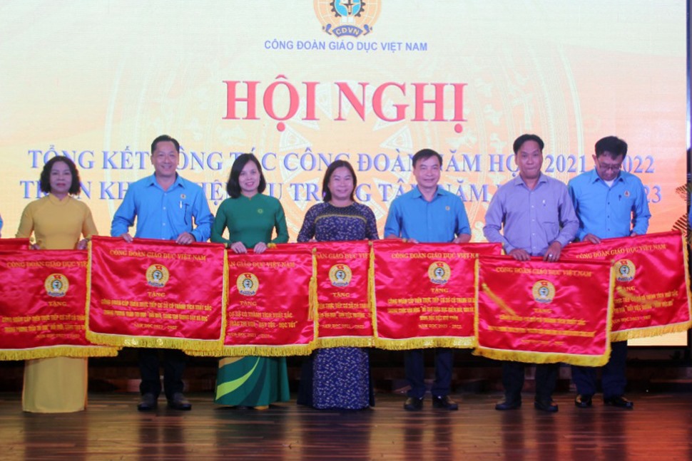 Đại diện Công đoàn Giáo dục Hà Tĩnh (thứ 3 từ phải sang) nhận Cờ thi đua của Công đoàn Giáo dục Việt Nam. Ảnh: CĐ.