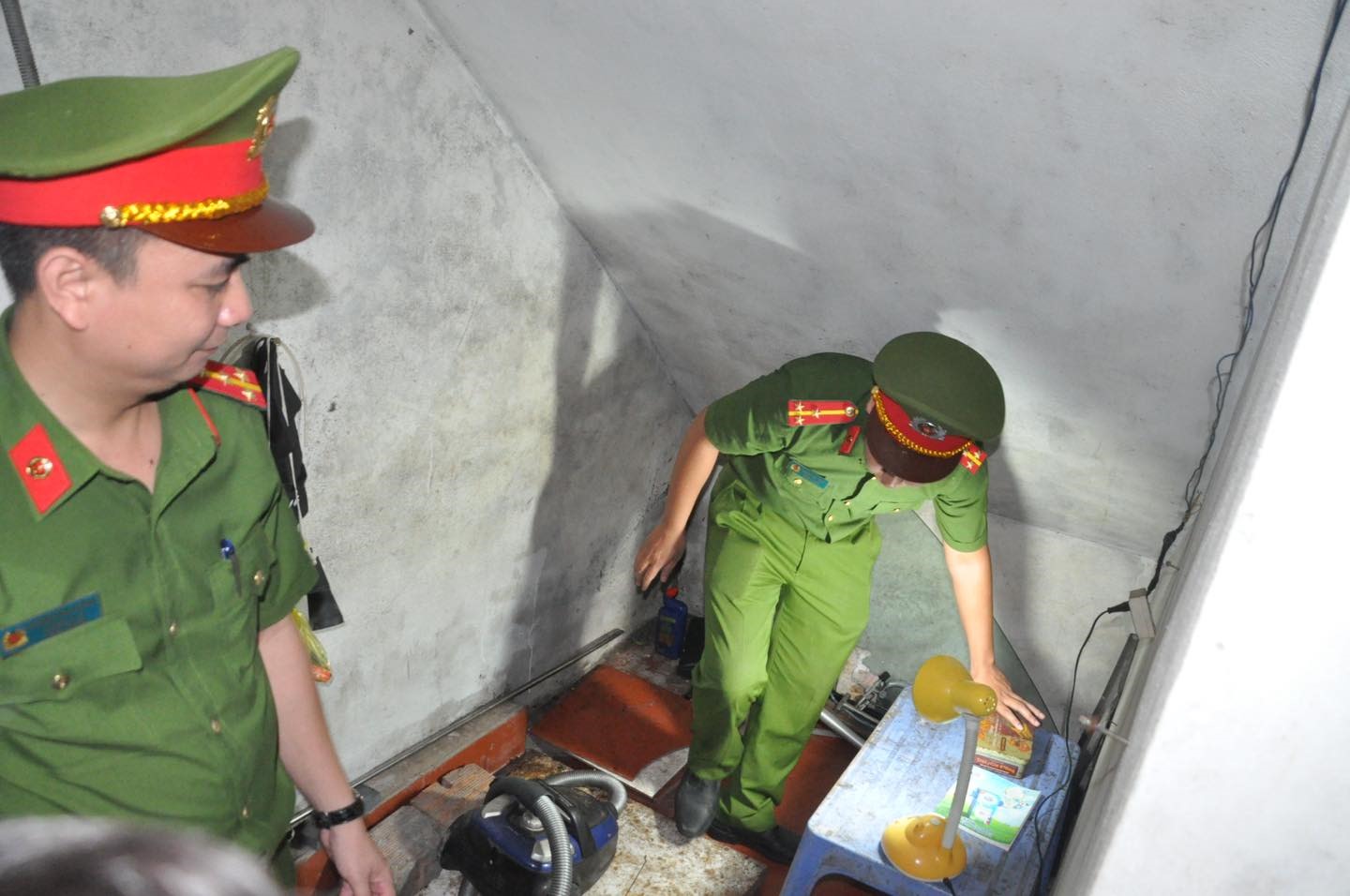 Lực lượng chức năng tiến hành khám xét khẩn cấp người, chỗ ở của 2 đối tượng. Ảnh: Công an huyện Gia Lộc.