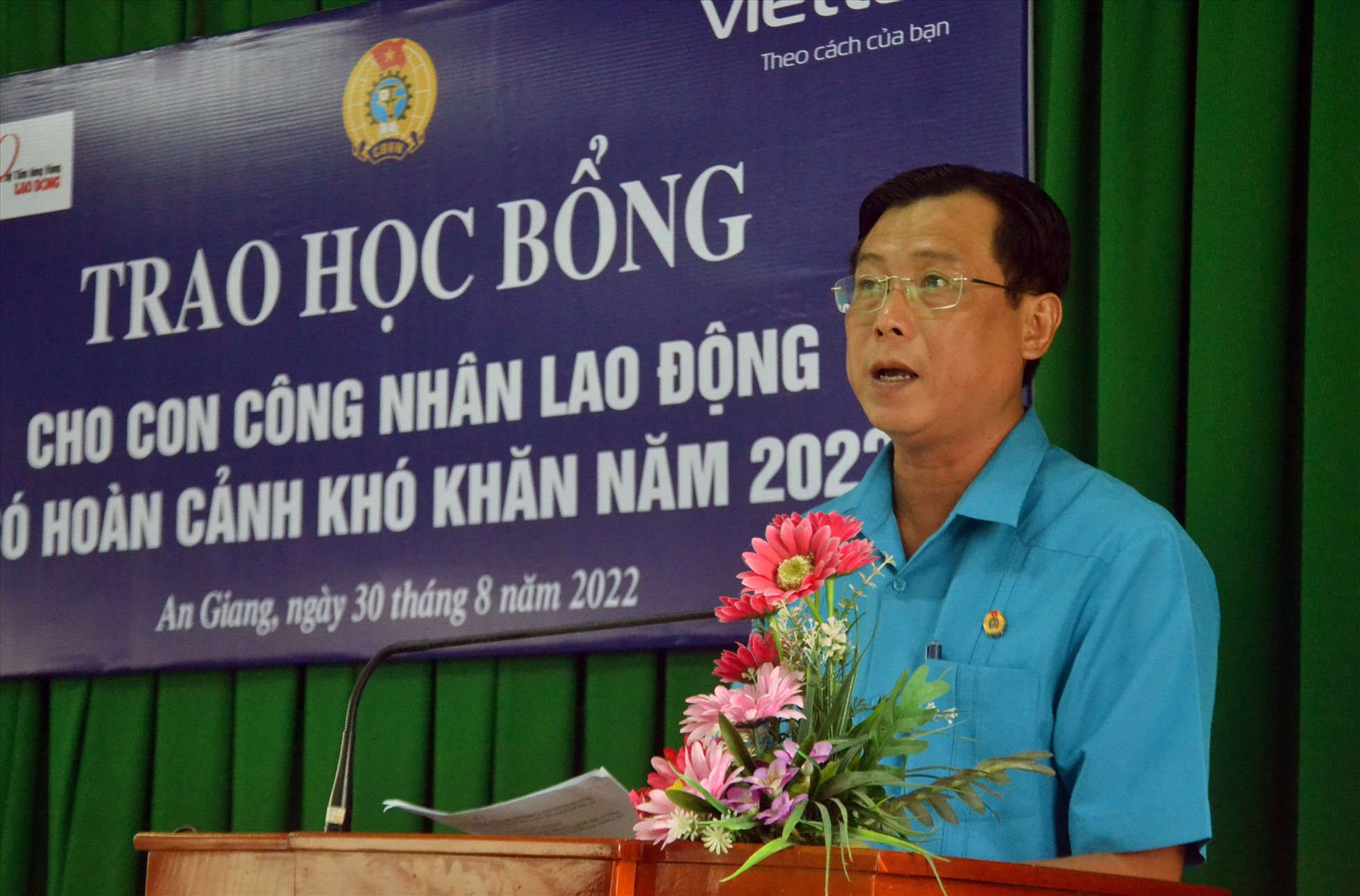 Phó Chủ tịch LĐLĐ tỉnh An Giang Nguyễn Nhật Tiến phát biểu tại buổi lễ trao học bổng. Ảnh: LT