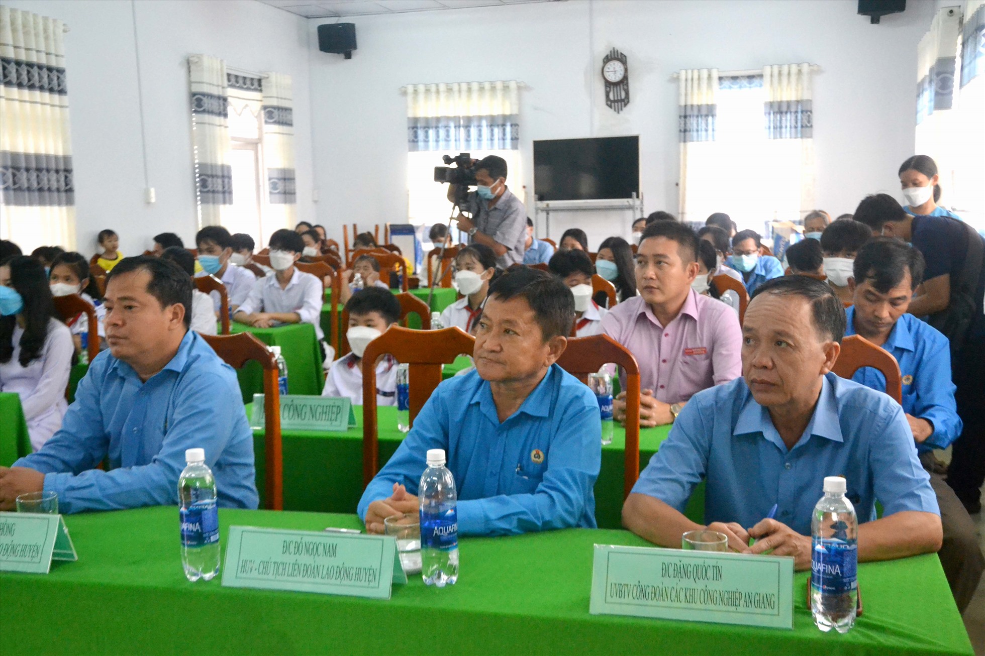 Đại diện LĐLĐ huyện và Công đoàn Khu công nghiệp tỉnh An Giang đến dự lễ. Ảnh: LT
