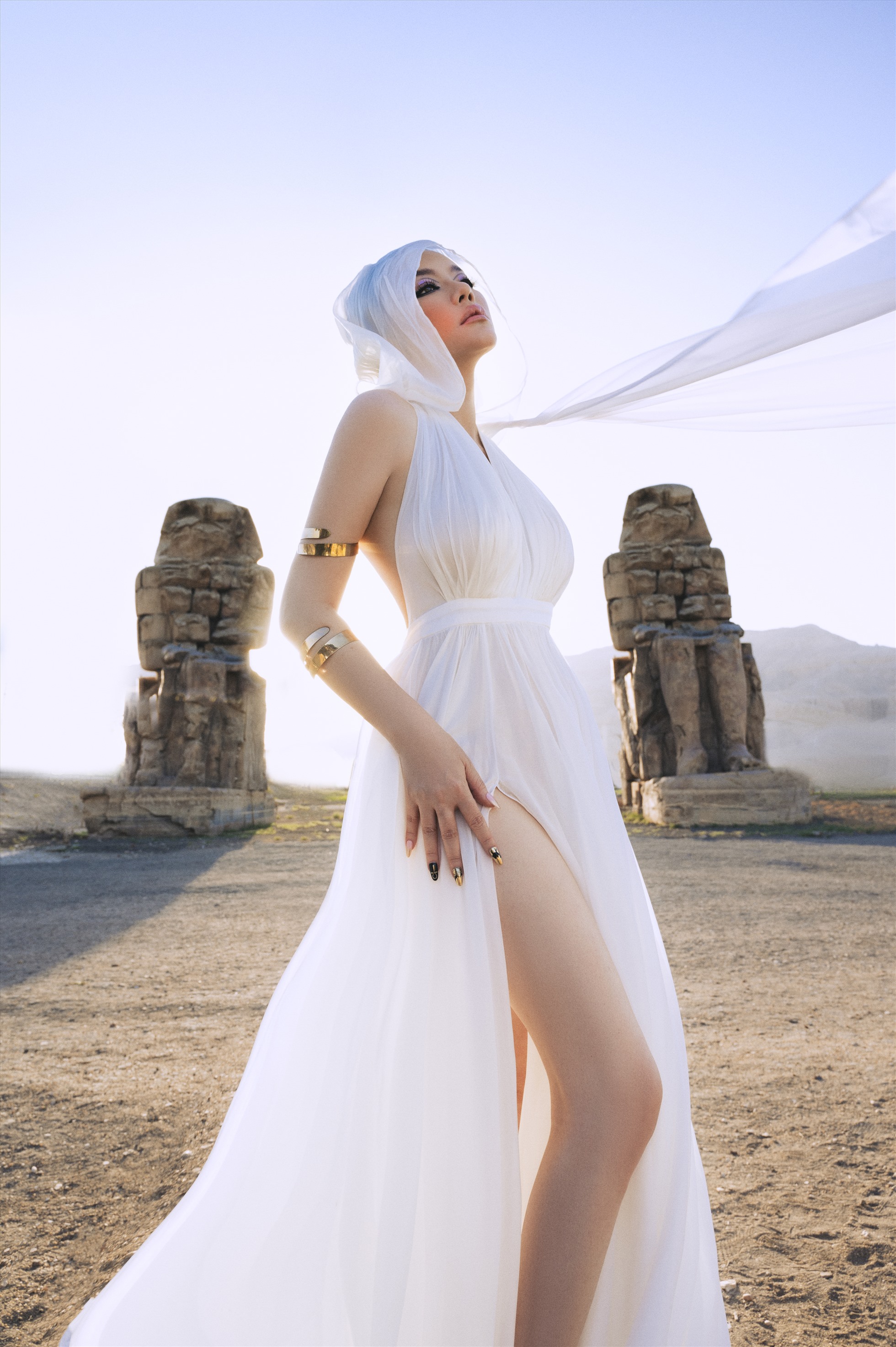 “Nếu như làm giống y hệt văn hóa Ai Cập thì sẽ không hay, đây là một bộ hình thời trang lấy cảm hứng từ văn hóa cổ đại Ai Cập“, nữ stylist nói.