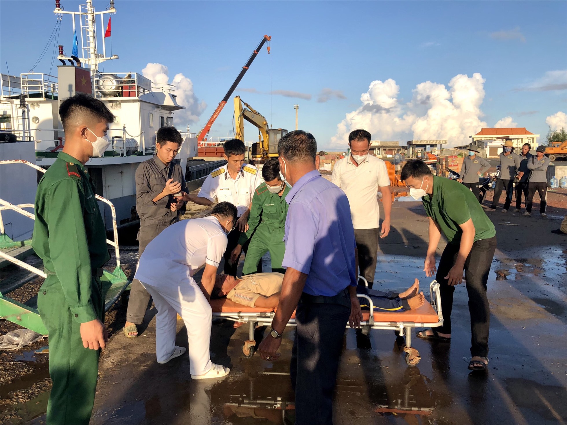 Sau khi cập cảng Phú Quý, ngư dân được đưa đến Trung tâm Y tế quân dân y huyện Phú Quý để điều trị. Ảnh: Trung Thành
