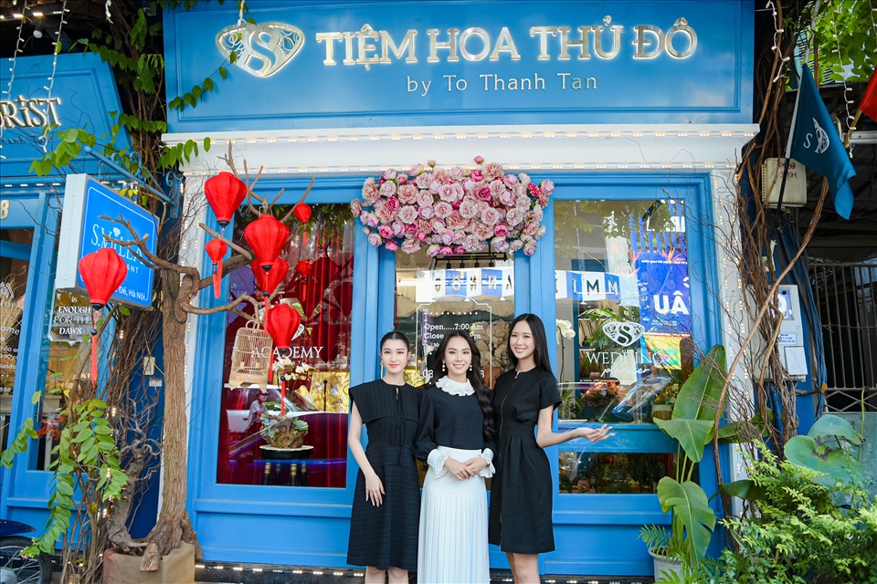 3 người đẹp đồng điệu với tông màu trang phục đen - trắng khi đến tiệm hoa của nhiếp ảnh gia Tô Thanh Tân. Ảnh: NVCC