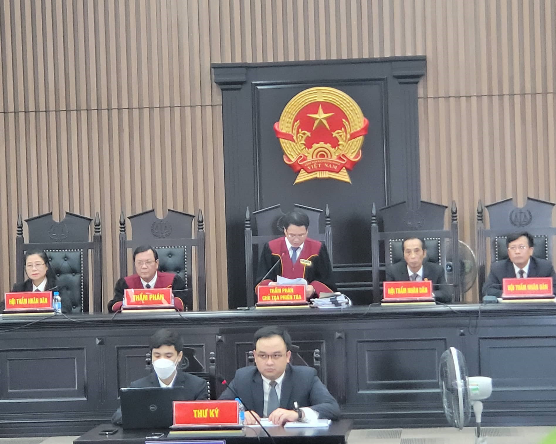 Chủ toạ Vũ Quang Huy công bố bản án sơ thẩm với 28 bị cáo chiều 30.8. Ảnh: C.H