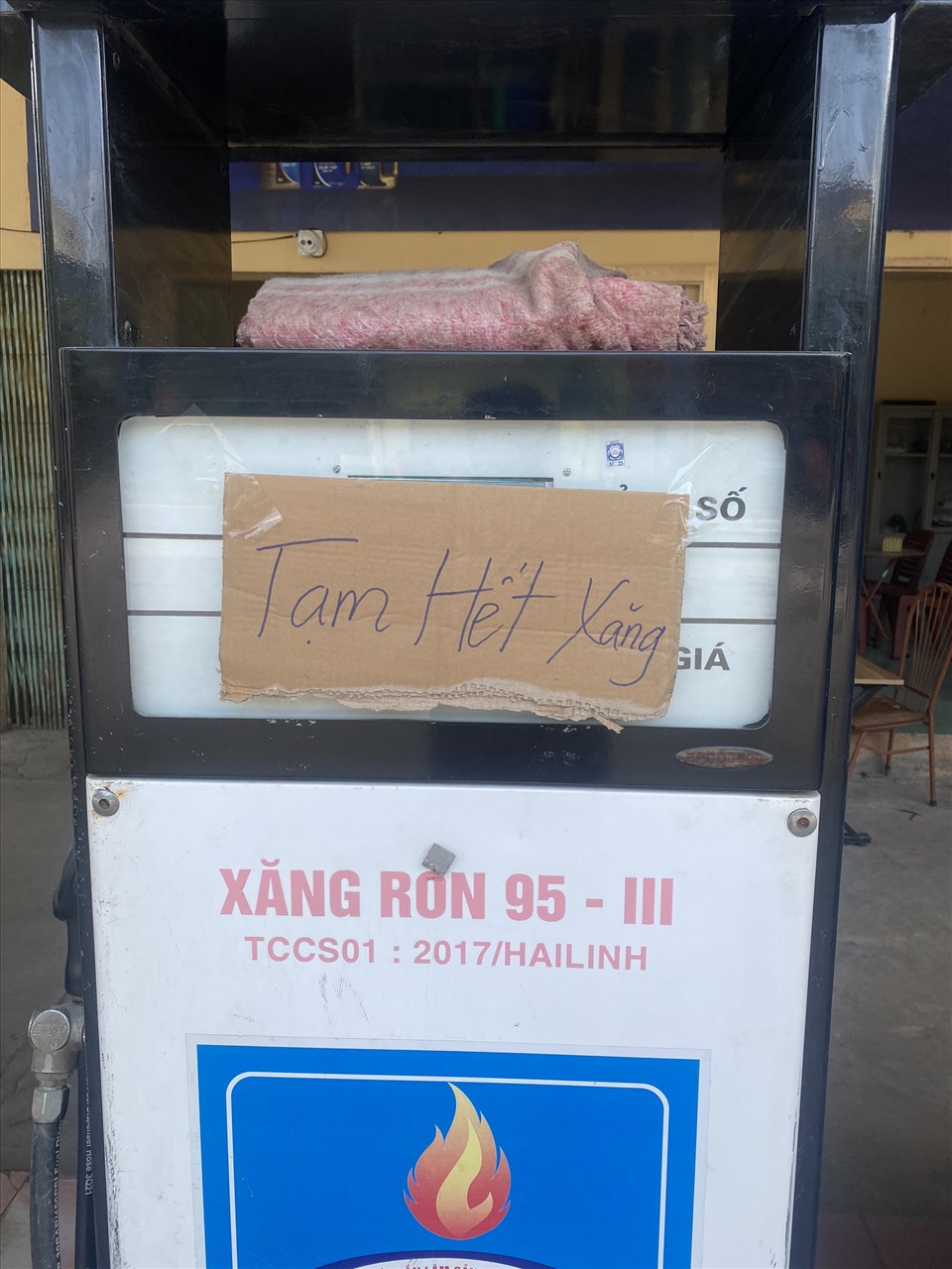 Nhiều cửa hàng xăng dầu ở Tuyên Quang treo biển “hết xăng“. Ảnh: CTV