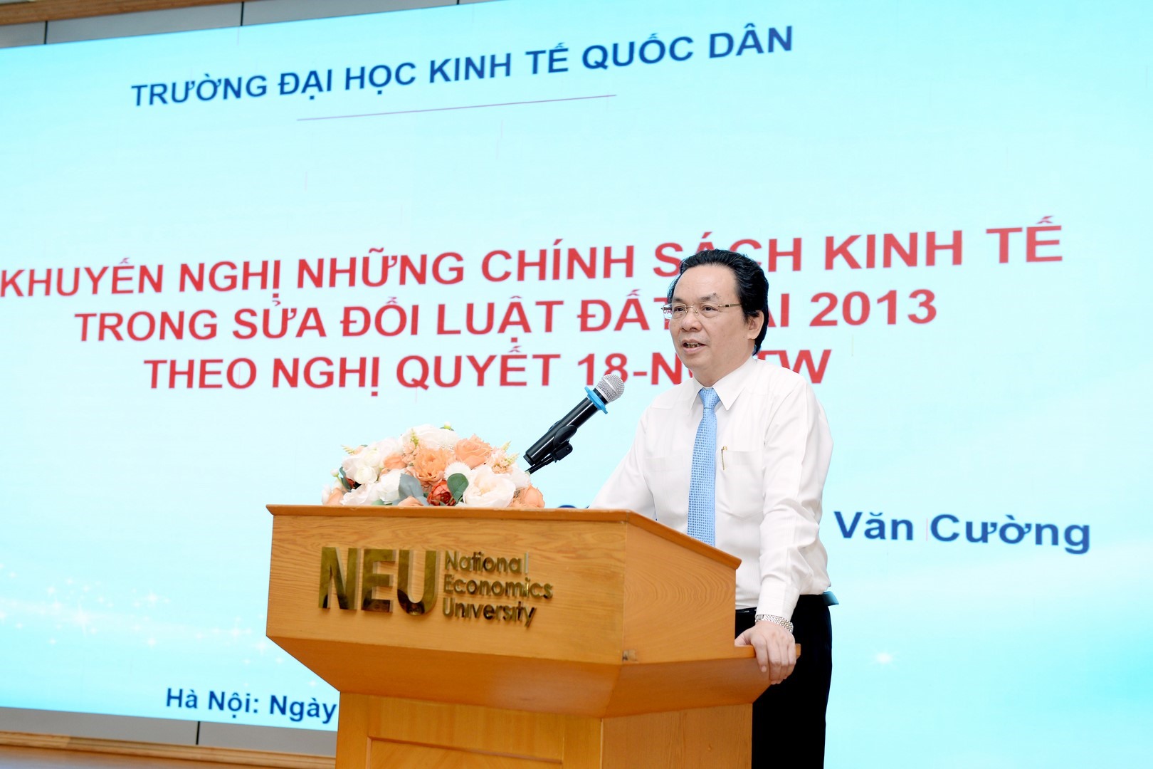 GS-TS Hoàng Văn Cường - Phó hiệu trưởng Trường Đại học Kinh tế Quốc dân phát biểu tại Hội thảo khoa học quốc gia với chủ đề Nghị quyết 18/NQ-TW/2022 và những vấn đề đặt ra trong sửa đổi Luật Đất đai năm 2013.