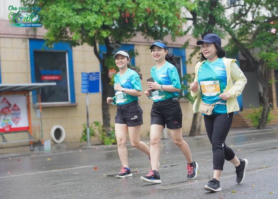 Các vận động viên hào hứng tham gia giải chạy BIDVRun Cho cuộc sống Xanh. Ảnh BIDV