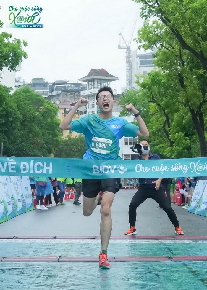 Vận động viên vui mừng khi cánh đích giải chạy BIDVRun Cho cuộc sống Xanh
