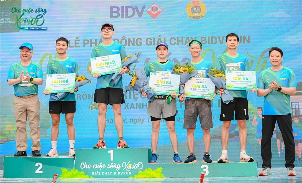 Lãnh đạo BIDV trao thưởng cho một số vận động viên nam có thành tích cao tại BIDVRun Cho cuộc sống Xanh